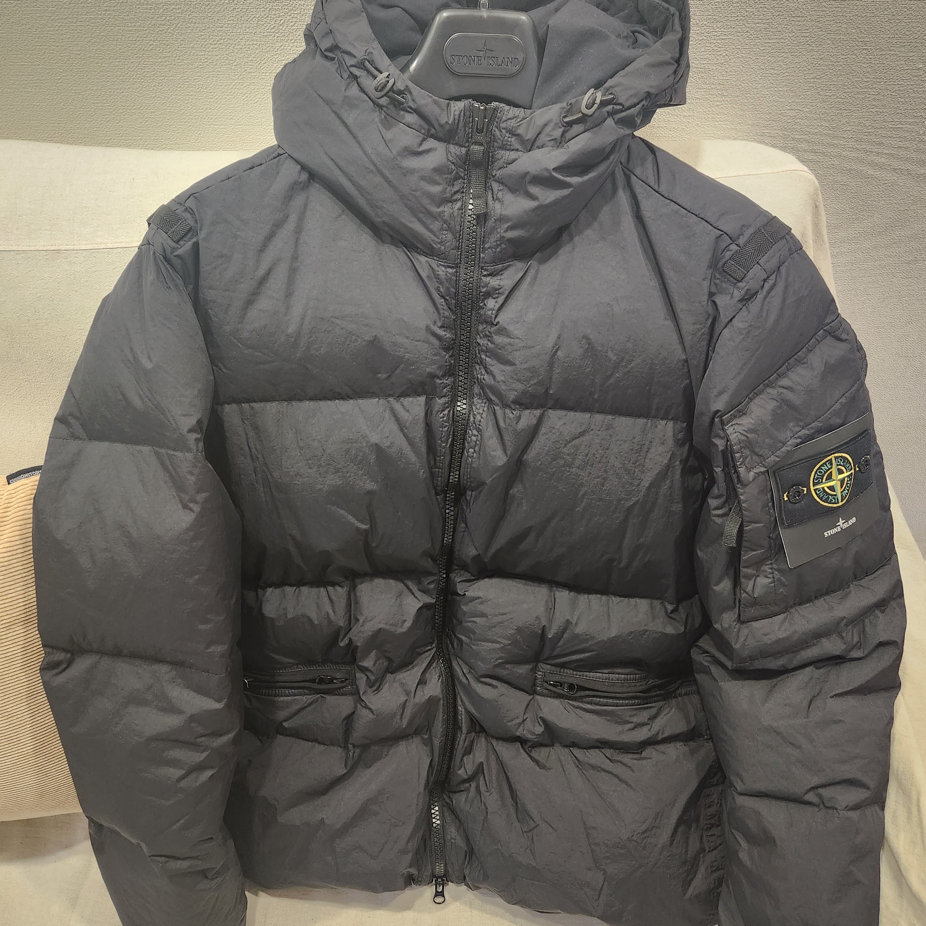 Stone Island 40223 Garment Dyed Crinkle Reps Down Jacket Black - 22FW 착용 스타일