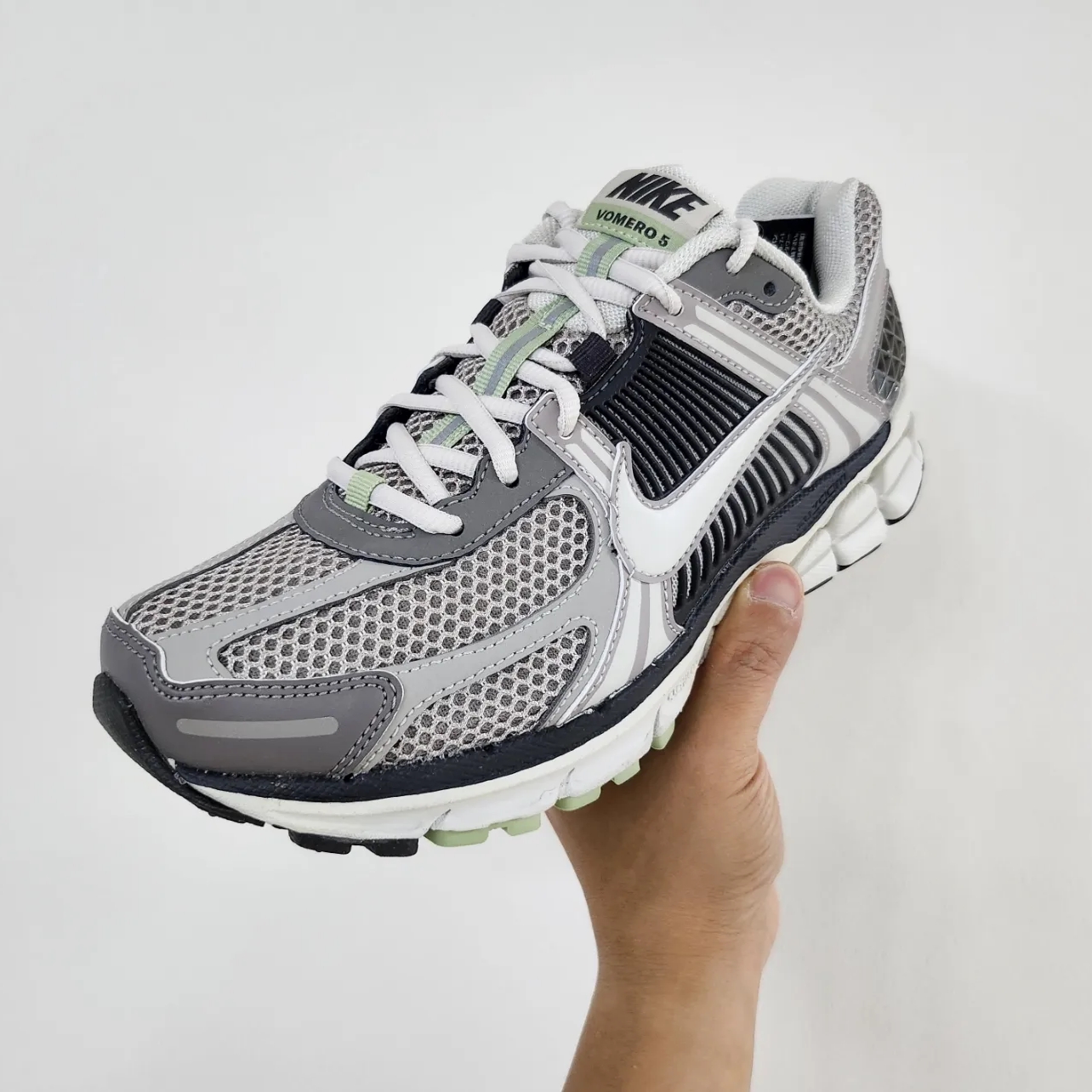 (W) Nike Zoom Vomero 5 Cobblestone and Flat Pewter 착용 스타일 - 1