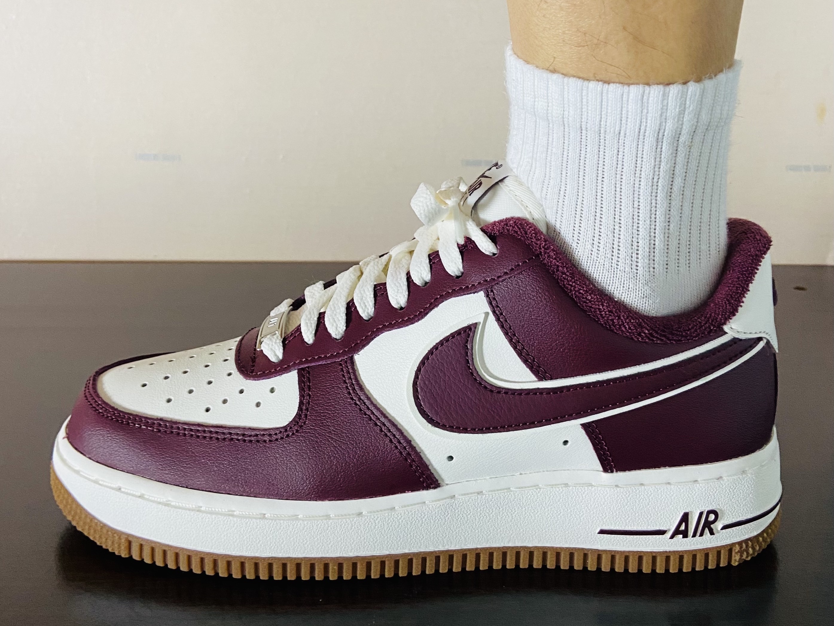 Nike Air Force 1 '07 LV8 Night Maroon 착용 스타일