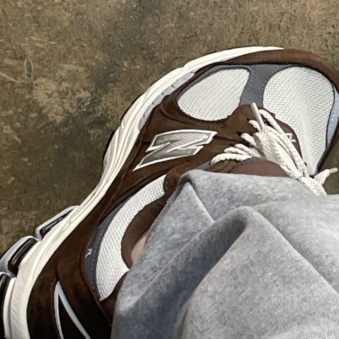 New Balance 2002R Brown Cream 착용 스타일