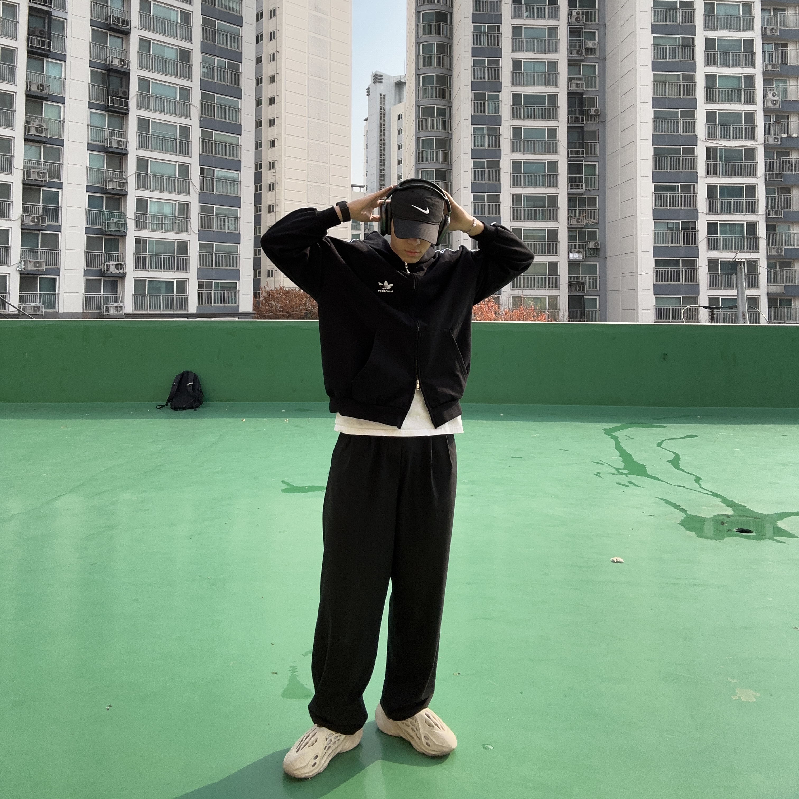 Balenciaga x Adidas Zip-Up Hoodie Small Fit Black, Apple AirPods Max Lightning Space Gray (Korean Ver.) 착용 스타일 - 1