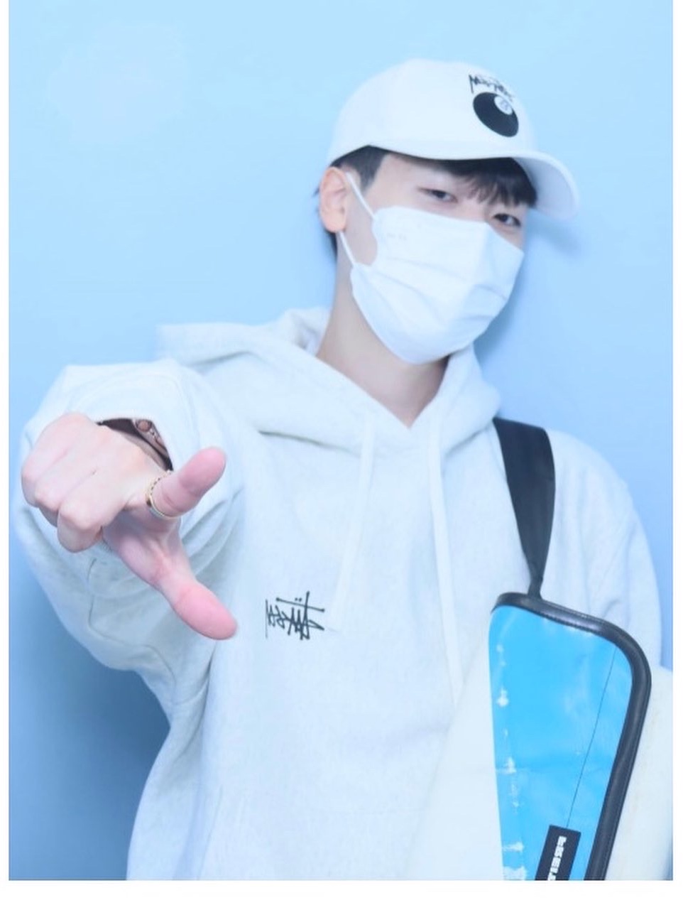 Stussy Basic Stussy Hoodie Ash Heather 2022, Stussy Stock 8 Ball Low Pro Cap Bone 착용 스타일 - 1