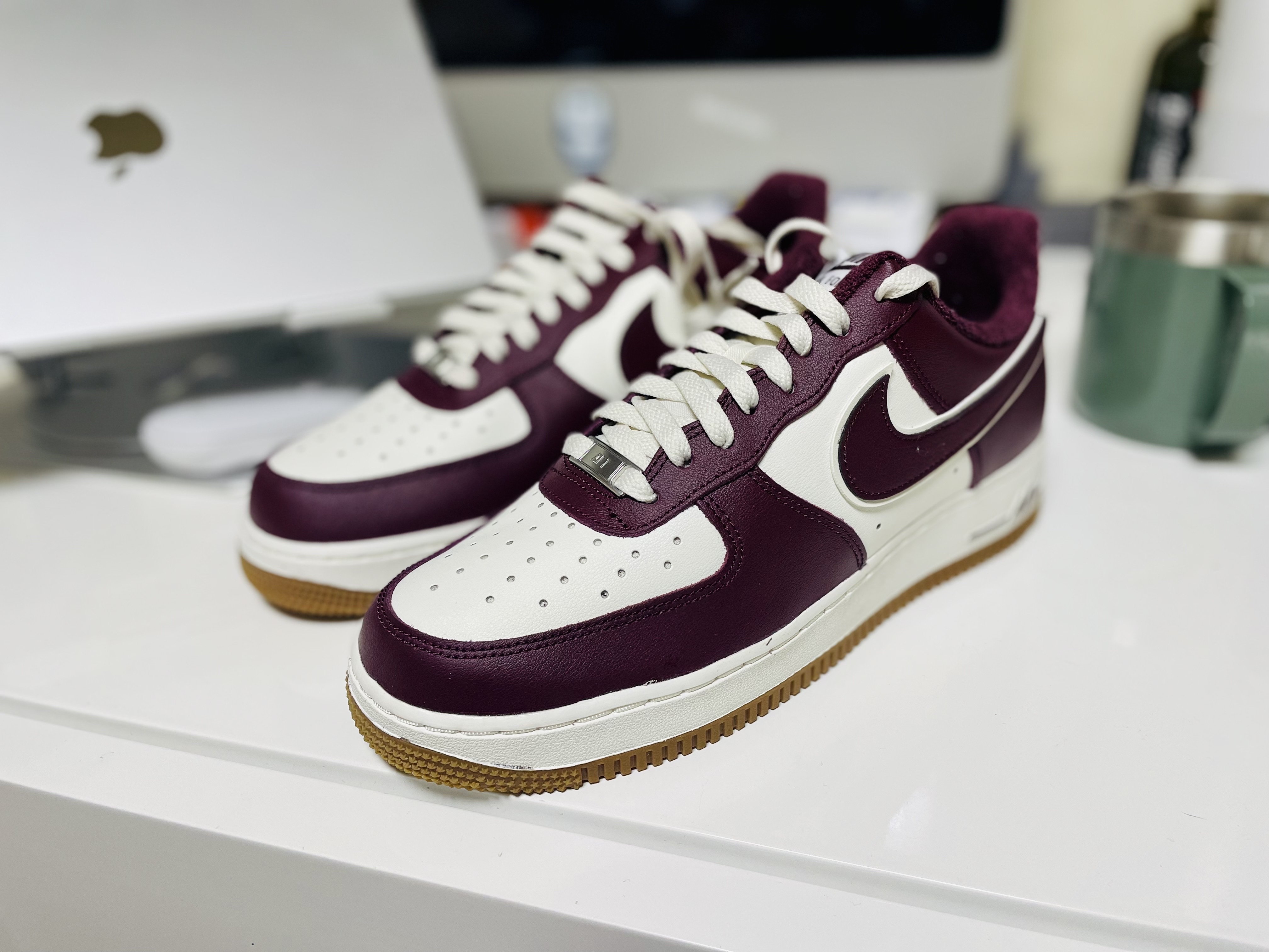 Nike Air Force 1 '07 LV8 Night Maroon 착용 스타일