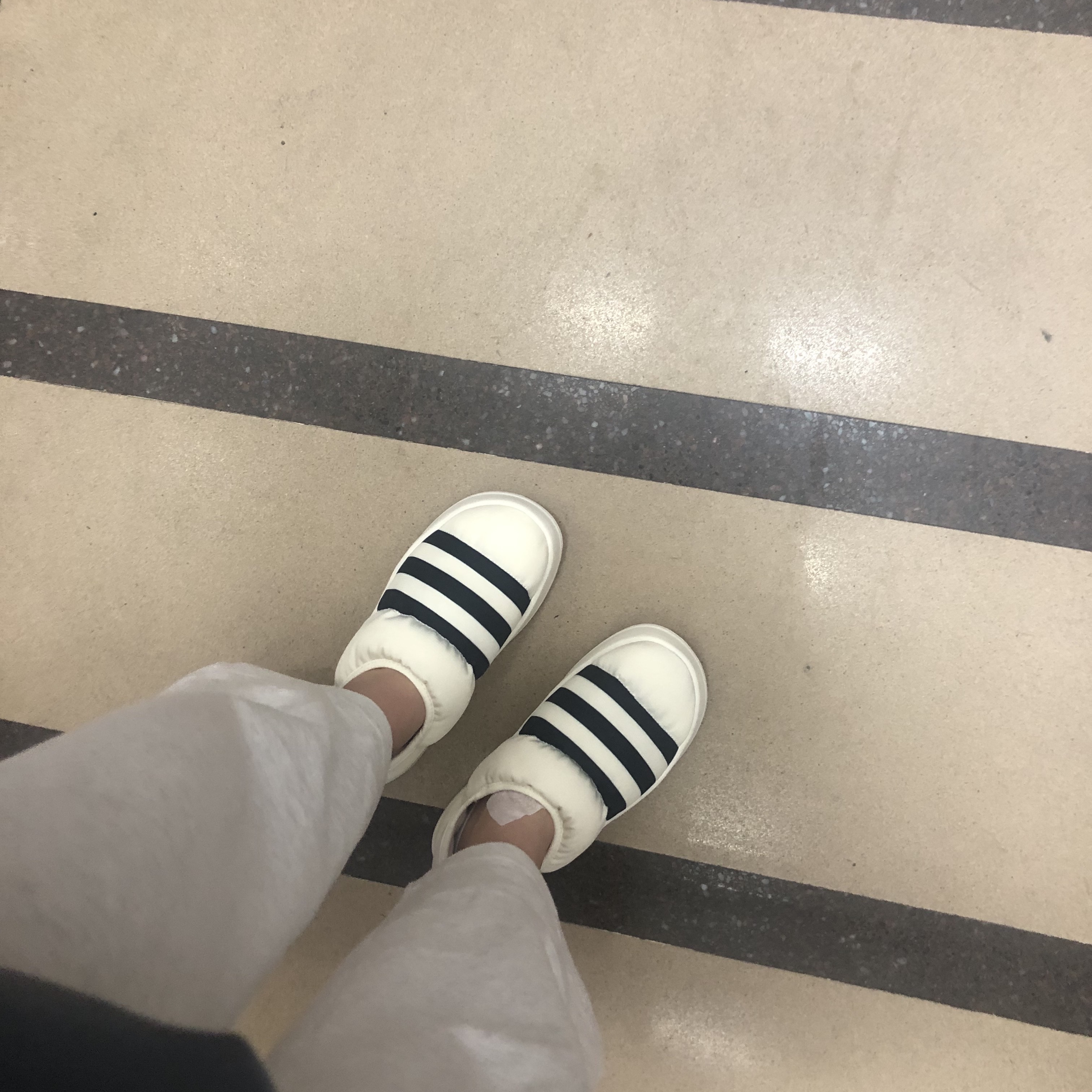 Adidas Puffylette Off White 착용 스타일