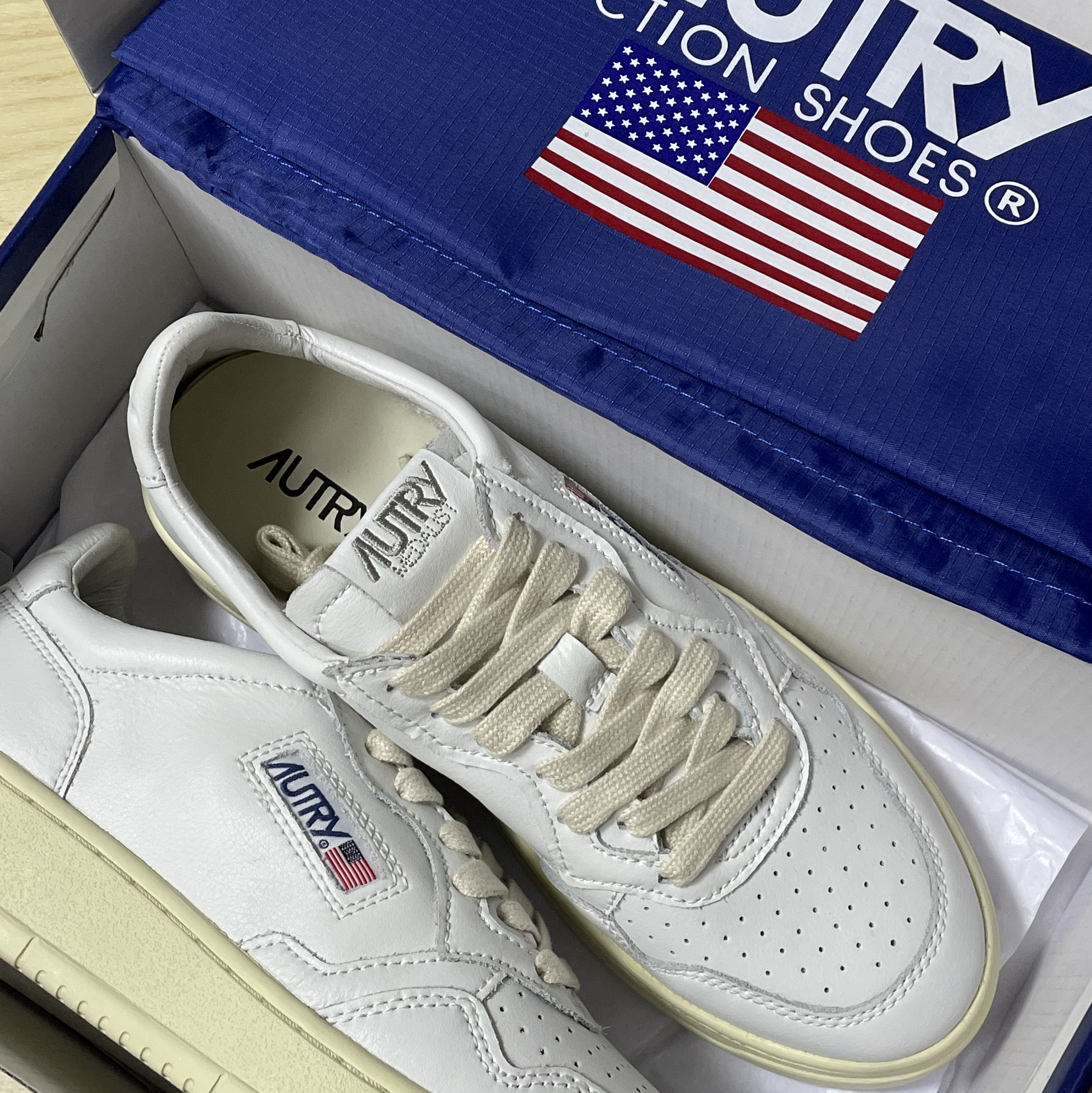 Autry Medalist Low Leather Sneakers White 착용 스타일