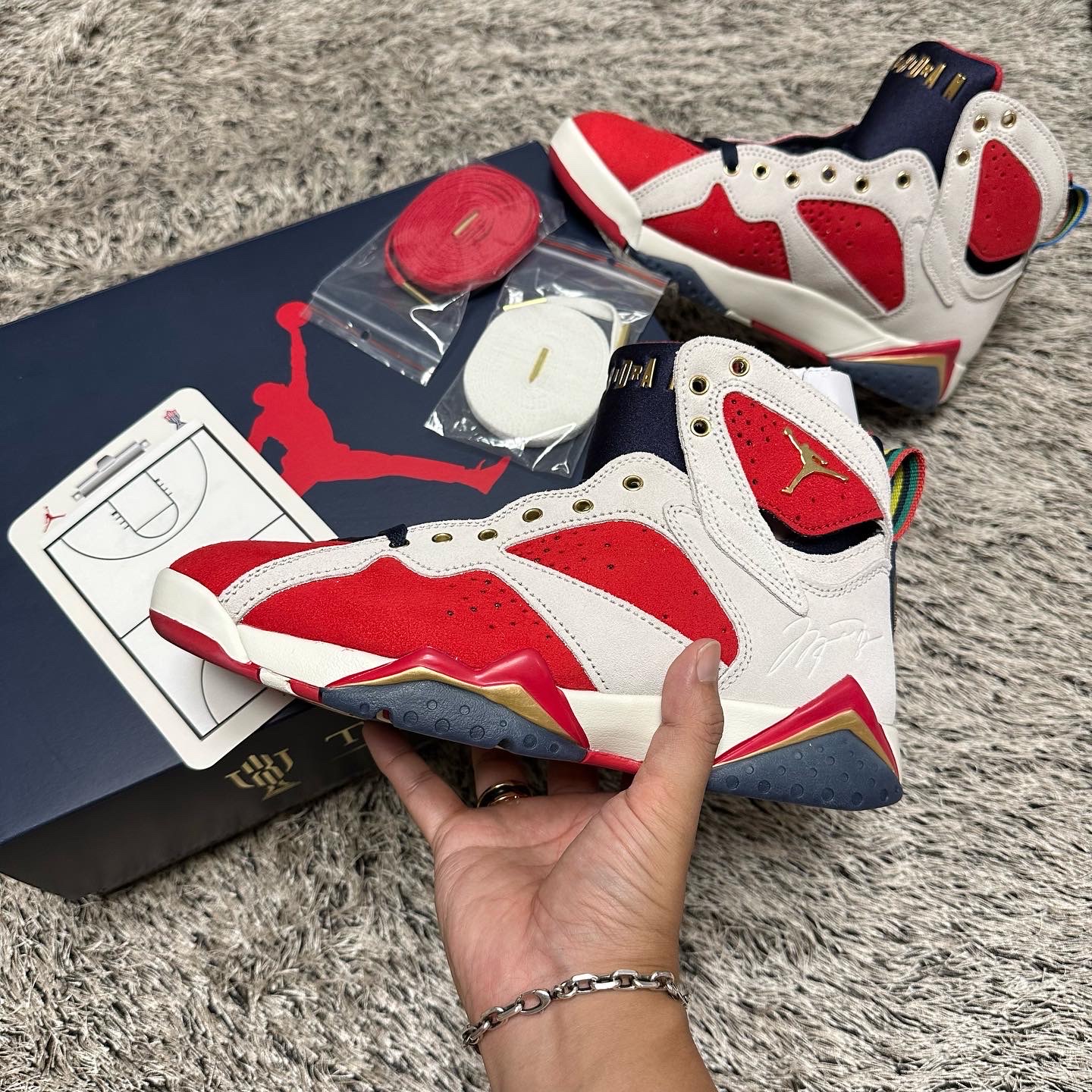 Jordan 7 x Trophy Room Retro SP True Red and Obsidian 착용 스타일 - 1