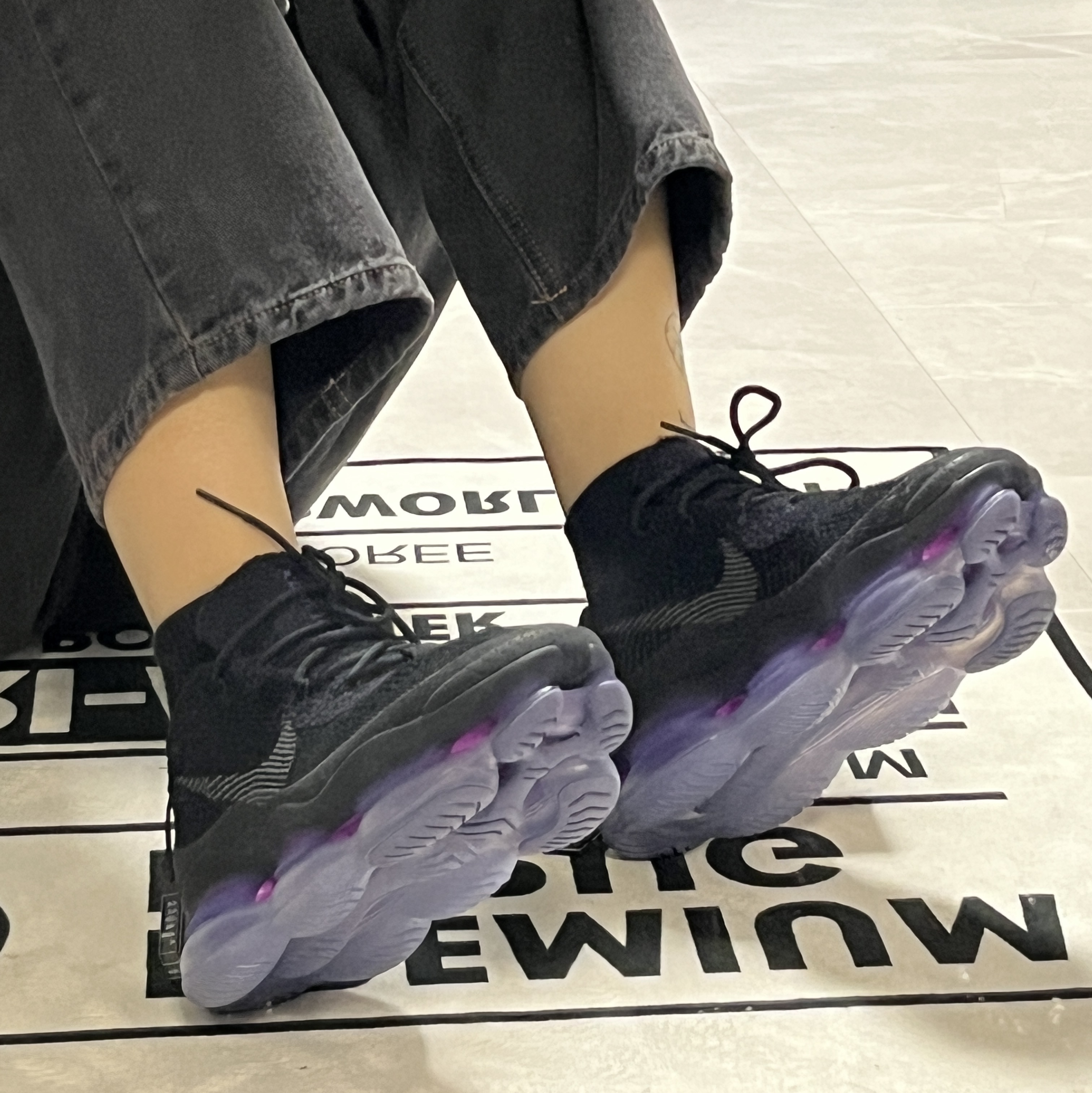 (W) Nike Air Max Scorpion Flyknit Black and Persian Violet 착용 스타일 - 4