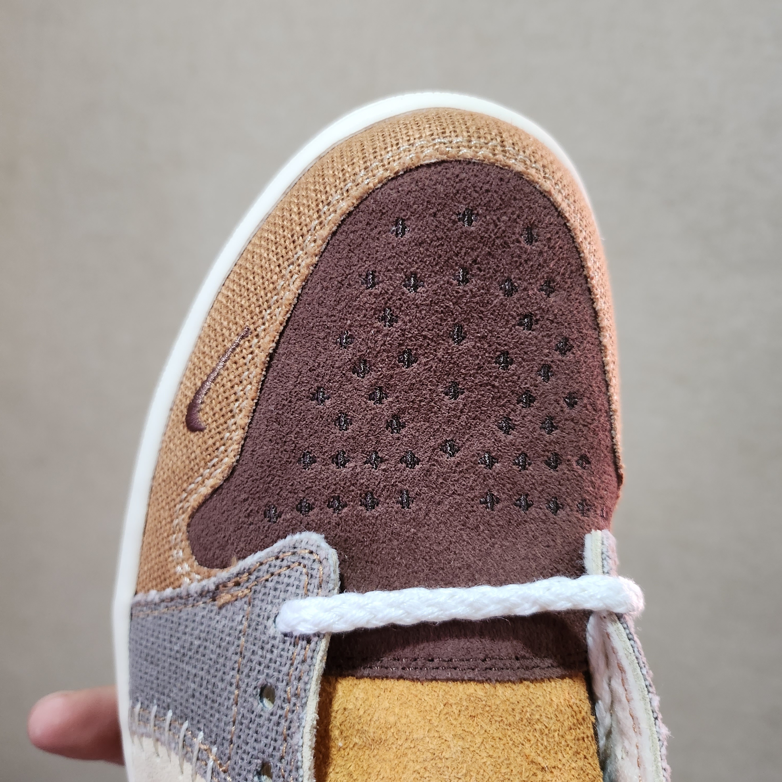 Jordan 1 x Zion Williamson Retro Low OG Flax and Oil Green 착용 스타일 - 3
