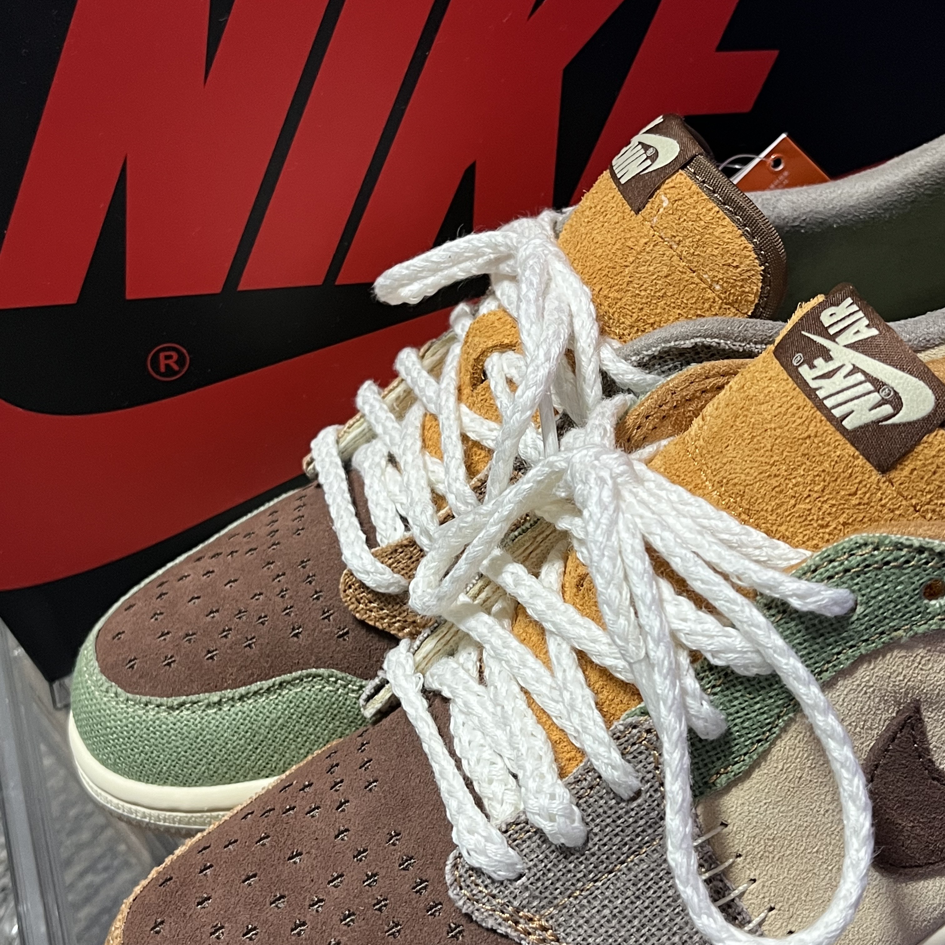 Jordan 1 x Zion Williamson Retro Low OG Flax and Oil Green 착용 스타일 - 2