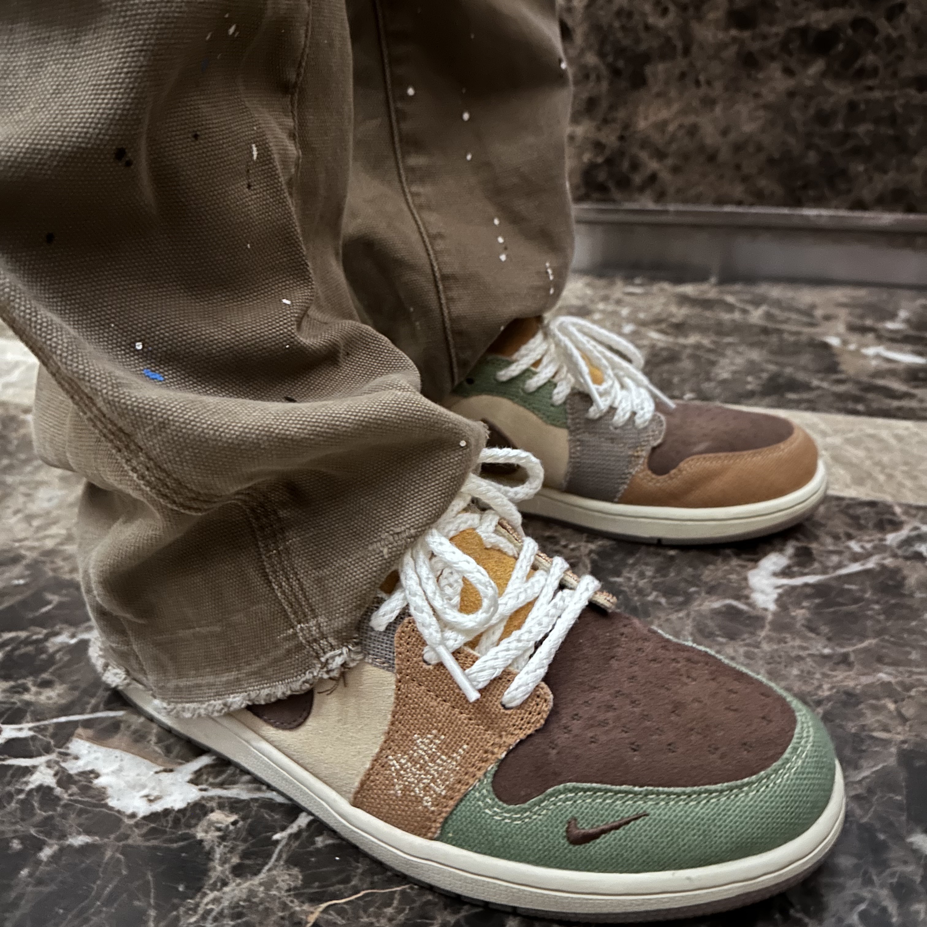 Jordan 1 x Zion Williamson Retro Low OG Flax and Oil Green, Stussy Waves Knit Bucket Hat Bone 착용 스타일 - 4
