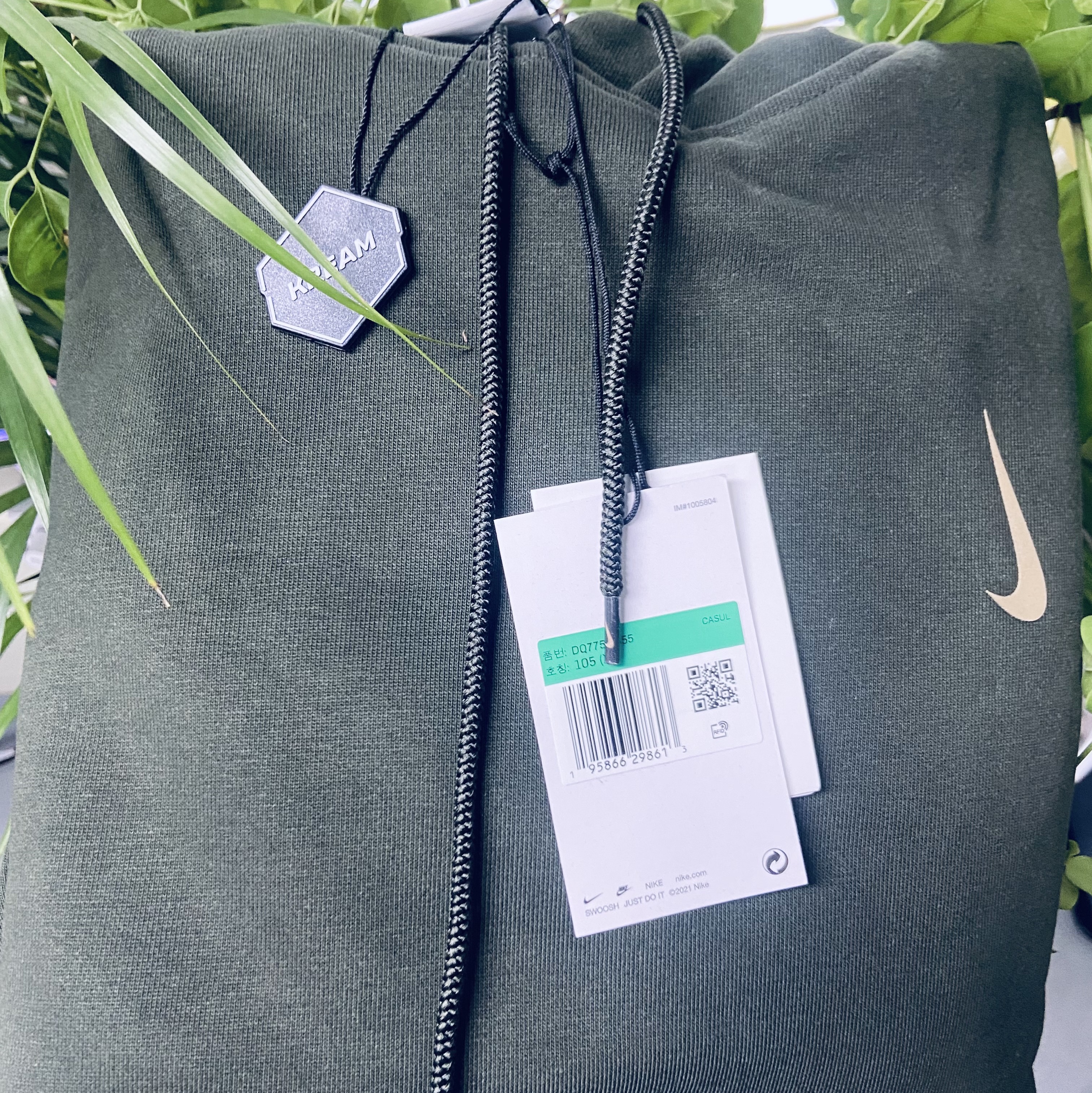Nike x Billie Eilish NRG Fleece Hoodie Sequoia - Asia 착용 스타일 - 2
