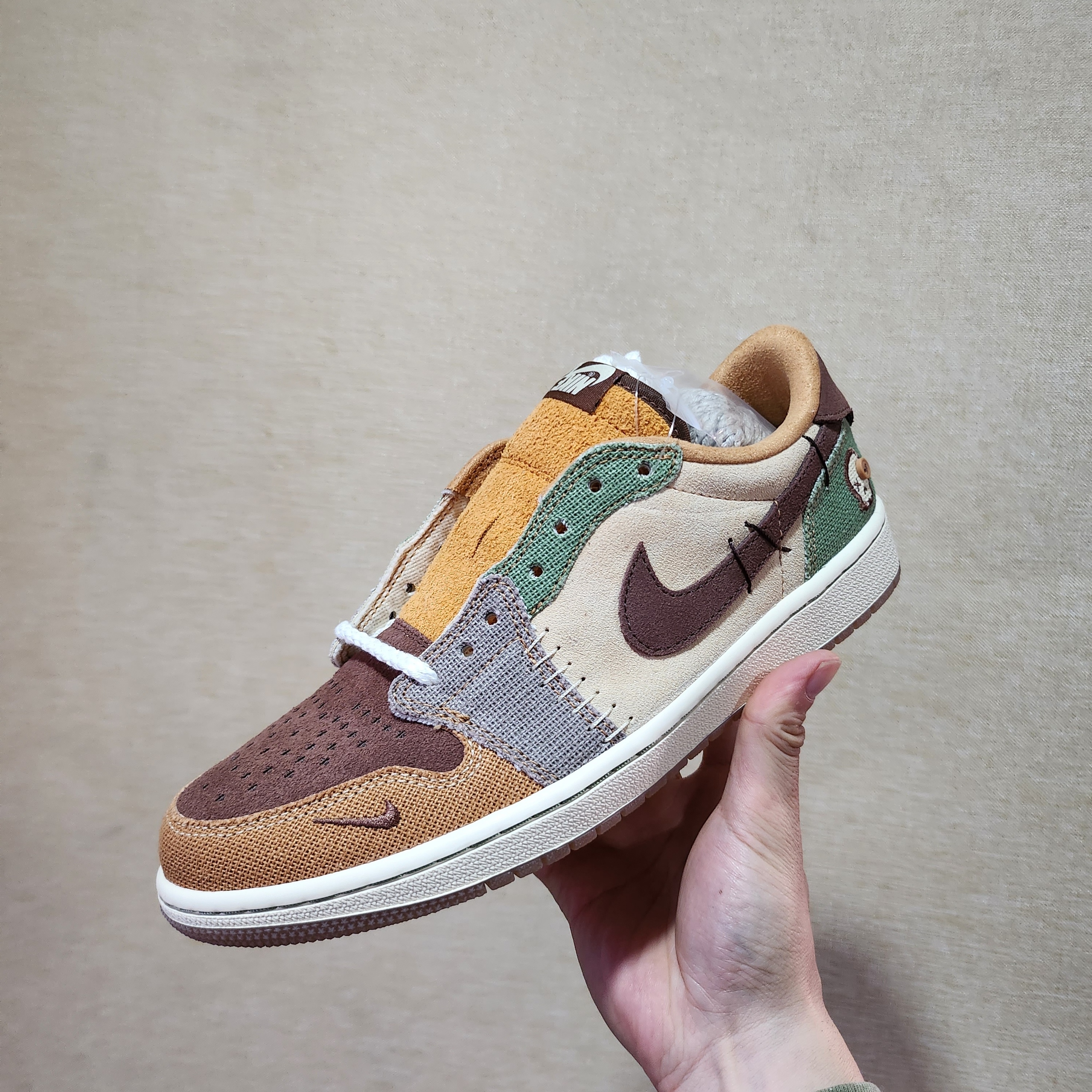Jordan 1 x Zion Williamson Retro Low OG Flax and Oil Green 착용 스타일 - 1