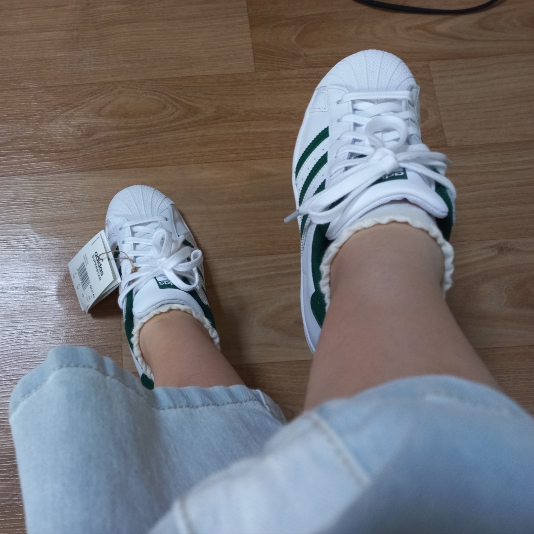Adidas Superstar White Collegiate Green 착용 스타일