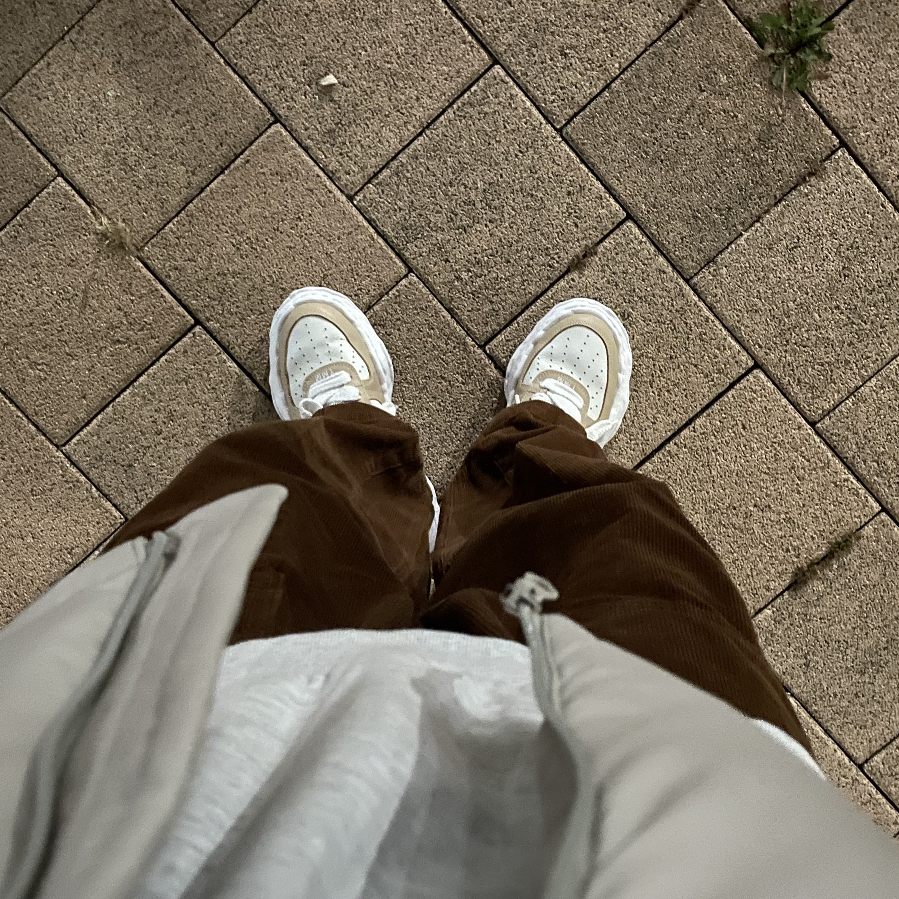 Maison Mihara Yasuhiro Peterson OG Sole Canvas Low Sneakers Black, Maison Mihara Yasuhiro Blakey OG Sole Leather Low-top Sneakers White 착용 스타일 - 2