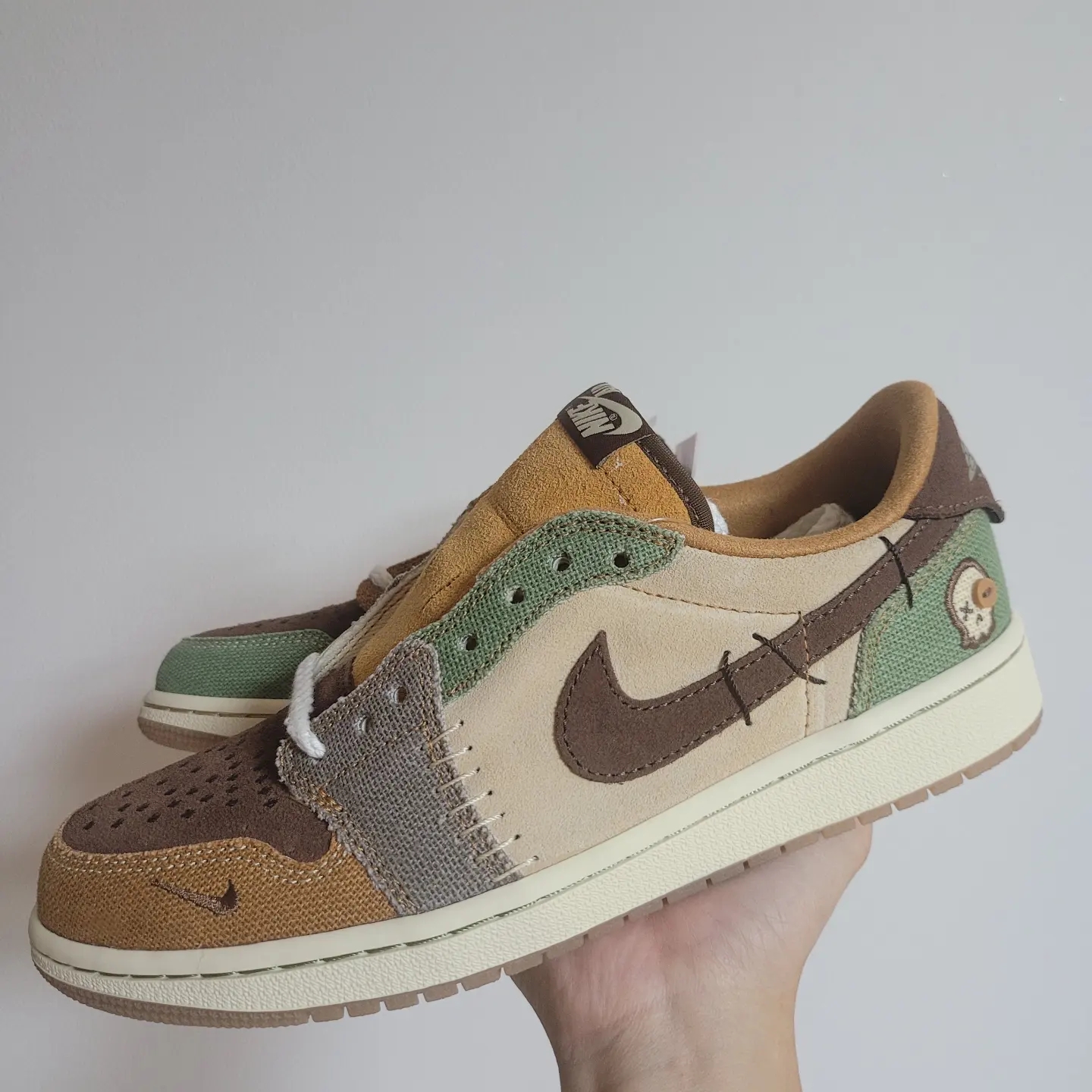 Jordan 1 x Zion Williamson Retro Low OG Flax and Oil Green 착용 스타일 - 4