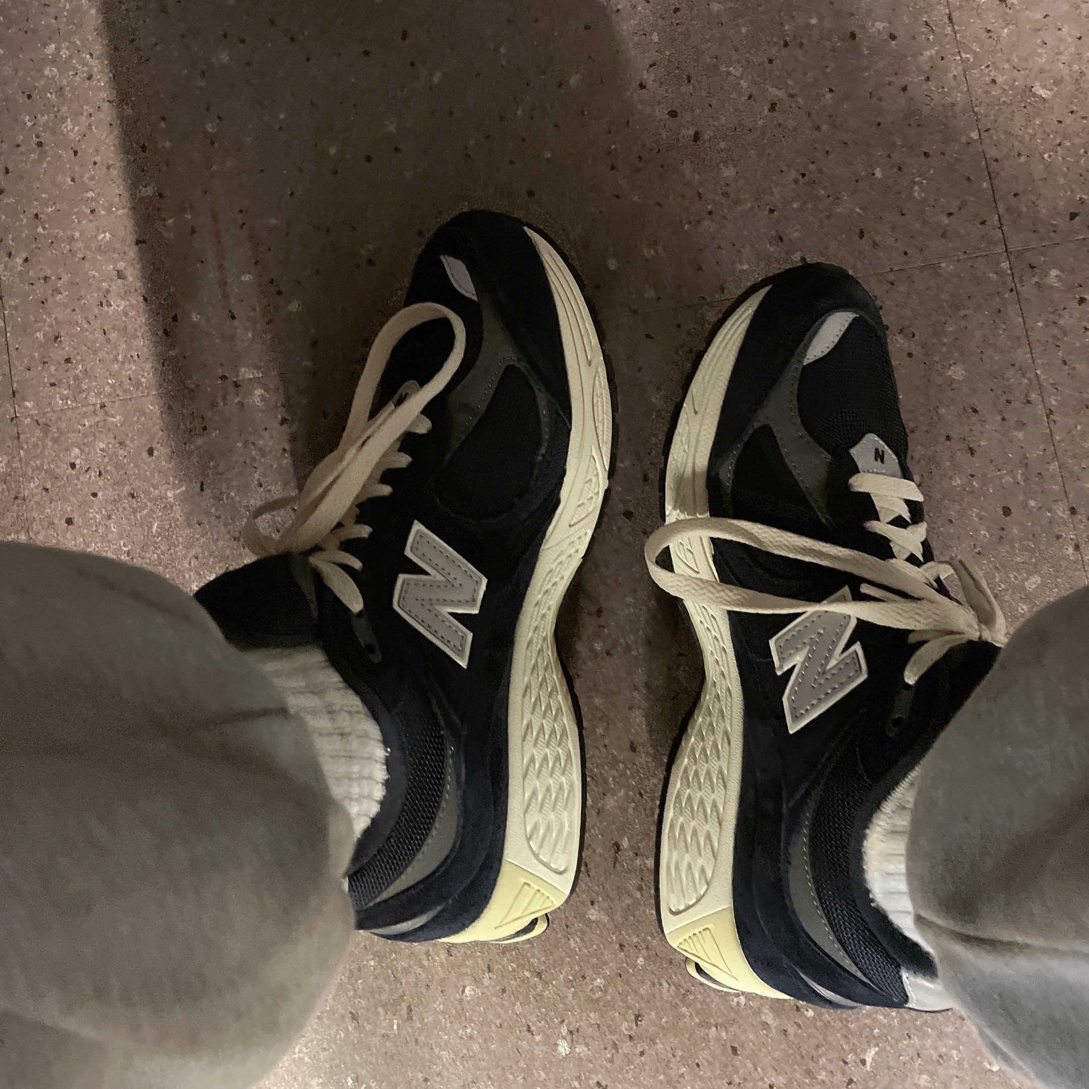 New Balance 2002R Eclipse Castlerock 착용 스타일