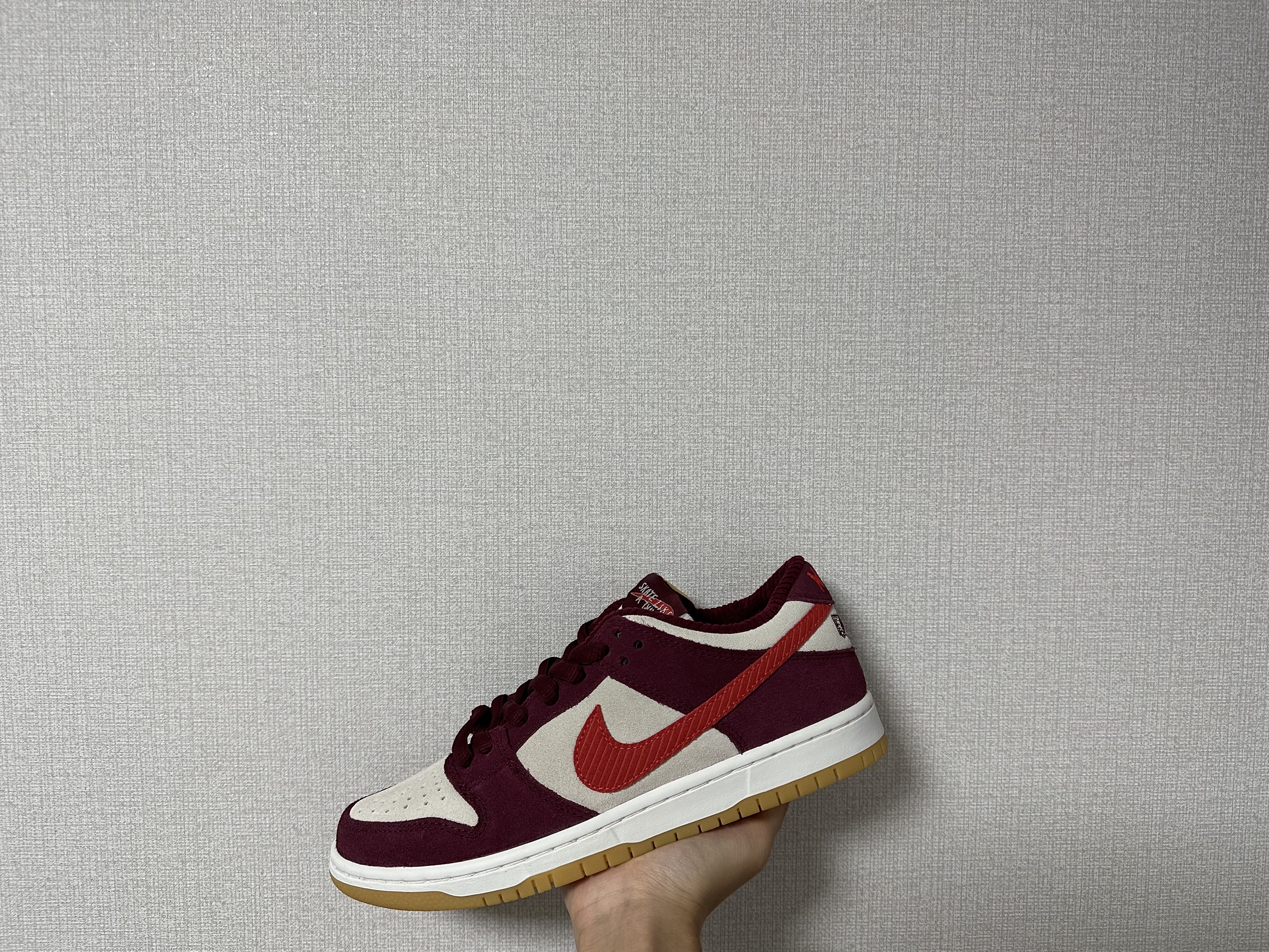 Nike x Skate Like a Girl SB Dunk Low QS Barely Rose, Jordan 1 Low Cherrywood Red 착용 스타일 - 2