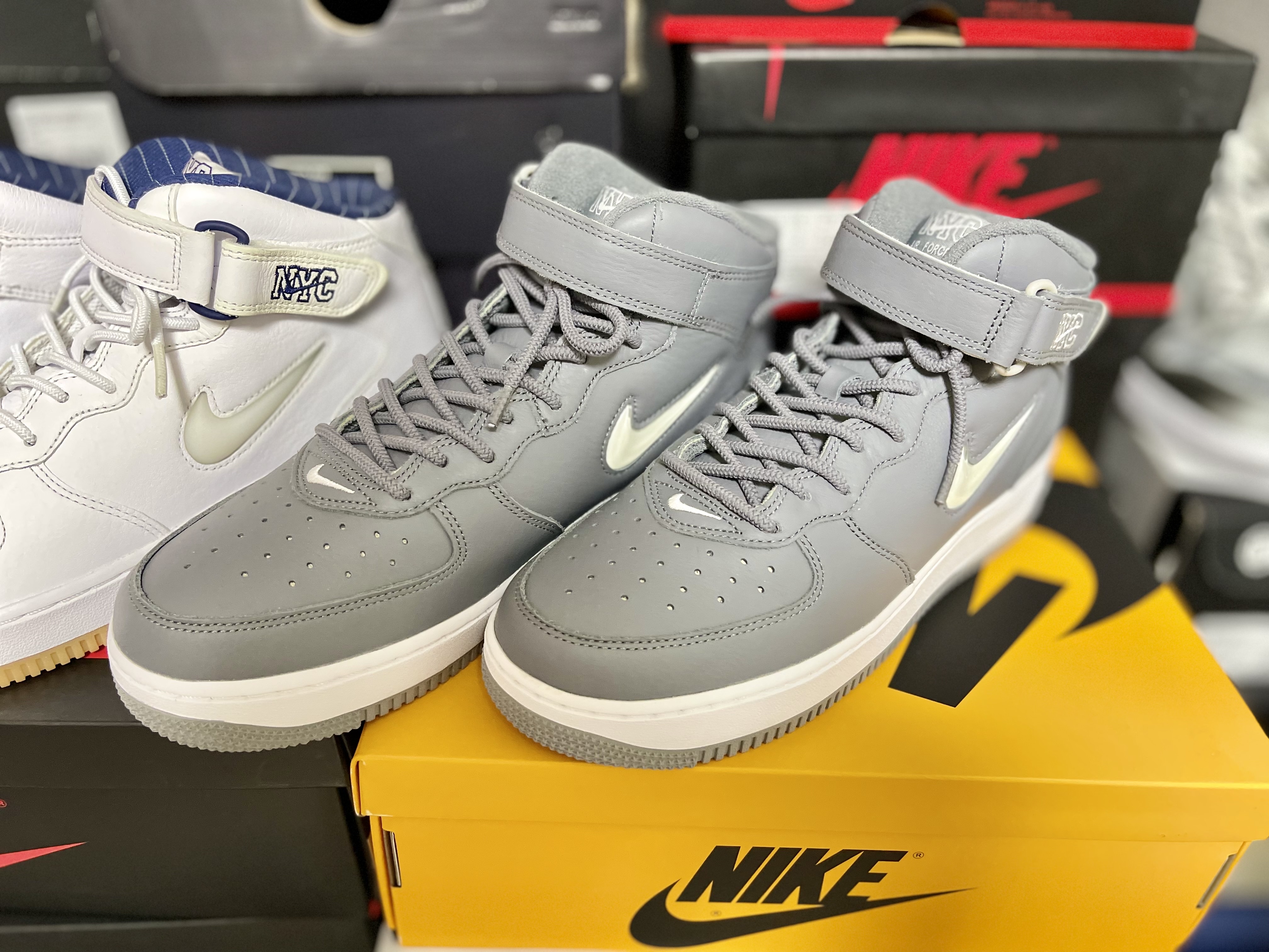 Nike Air Force 1 Mid QS NYC White Midnight Navy, Nike Air Force 1 Mid QS NYC Cool Grey 착용 스타일 - 2