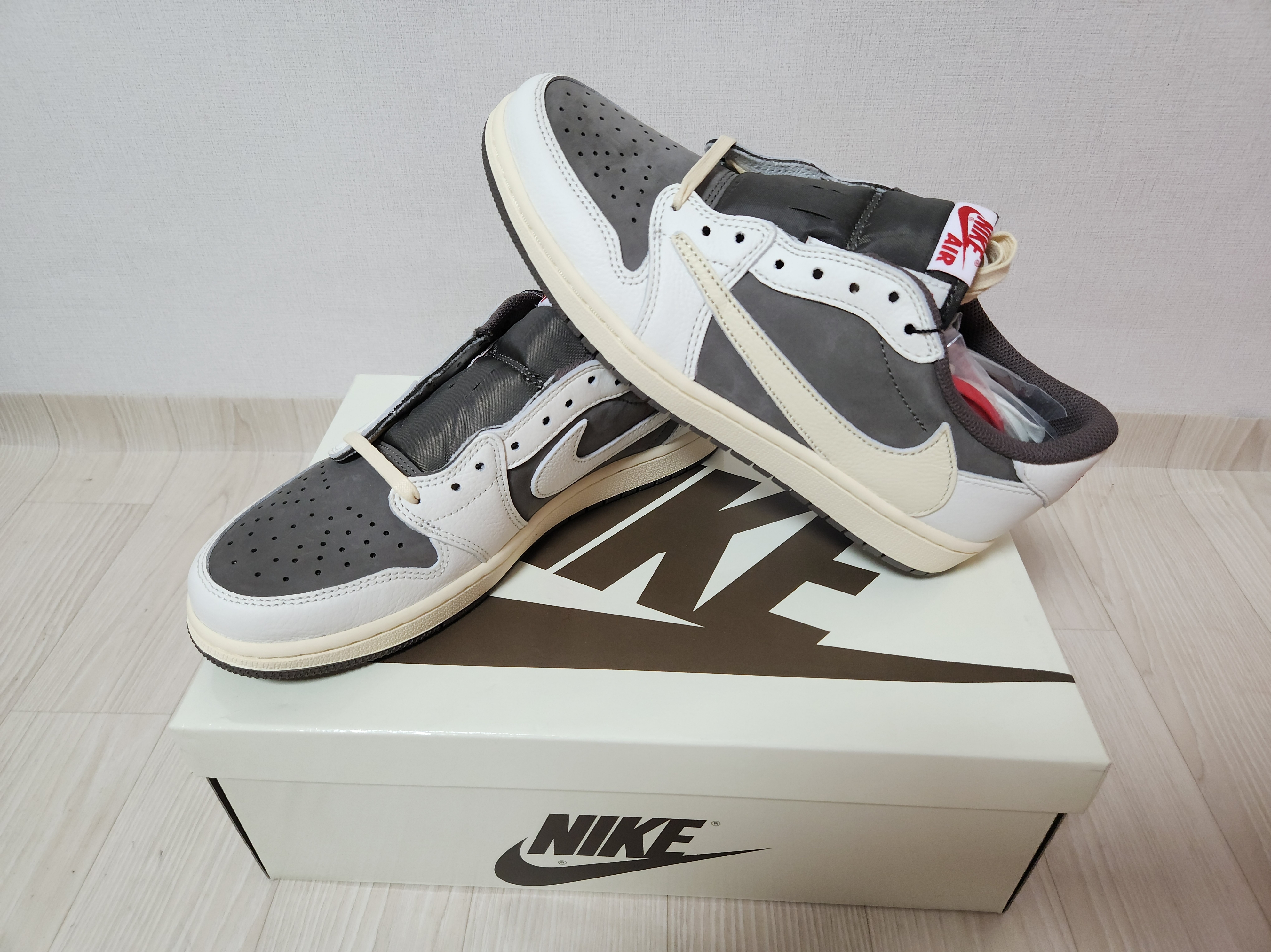 Jordan 1 x Travis Scott Retro Low OG SP Sail and Ridgerock 착용 스타일 - 2