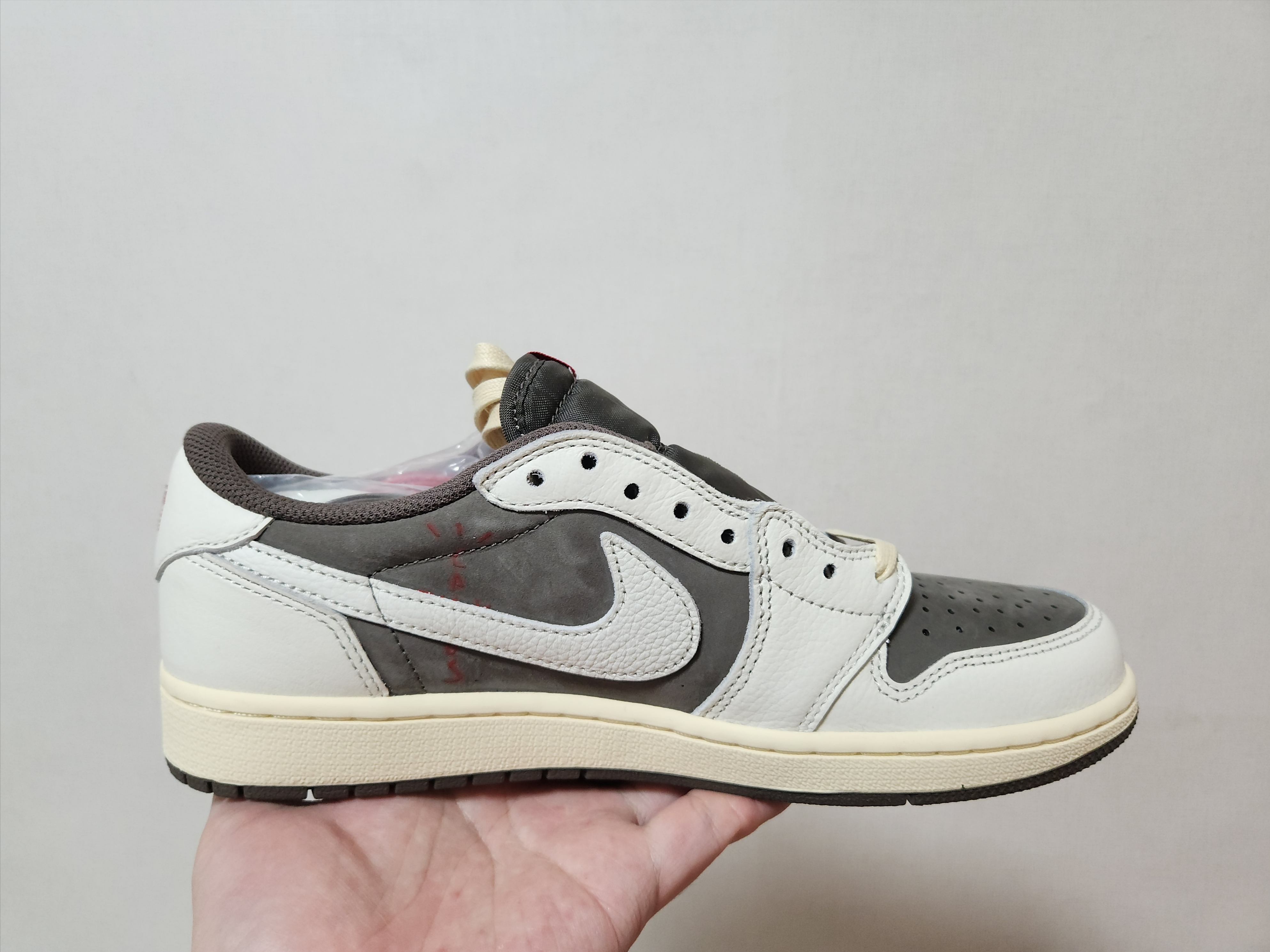 Jordan 1 x Travis Scott Retro Low OG SP Sail and Ridgerock 착용 스타일 - 1