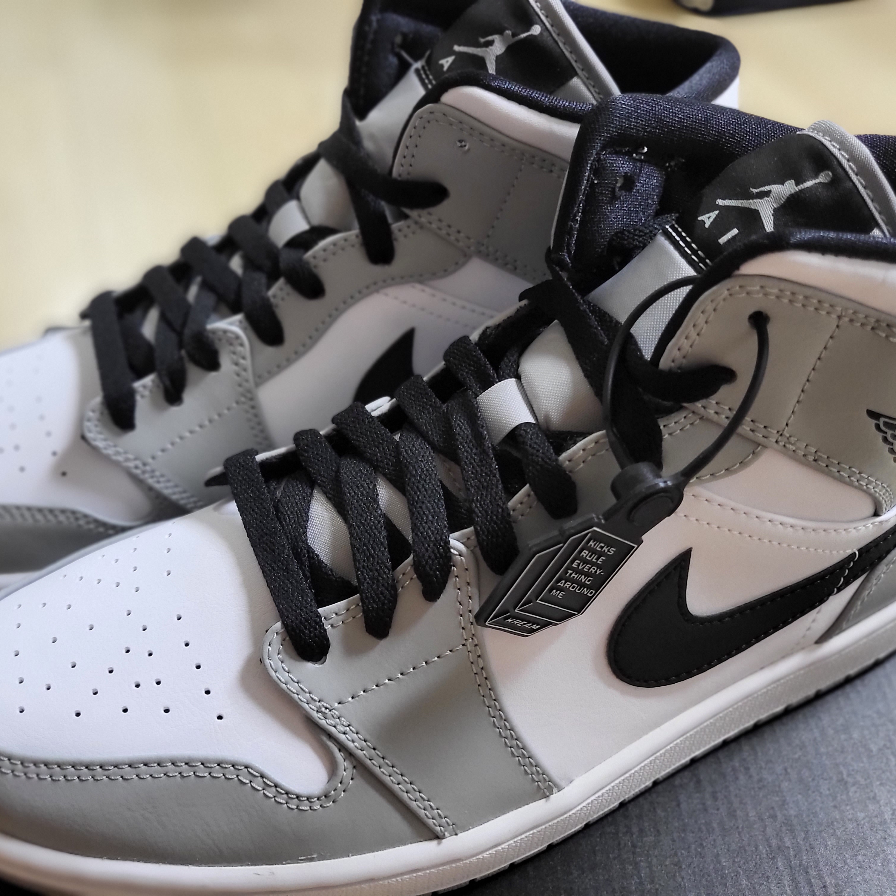 Jordan 1 Mid Light Smoke Grey 착용 스타일