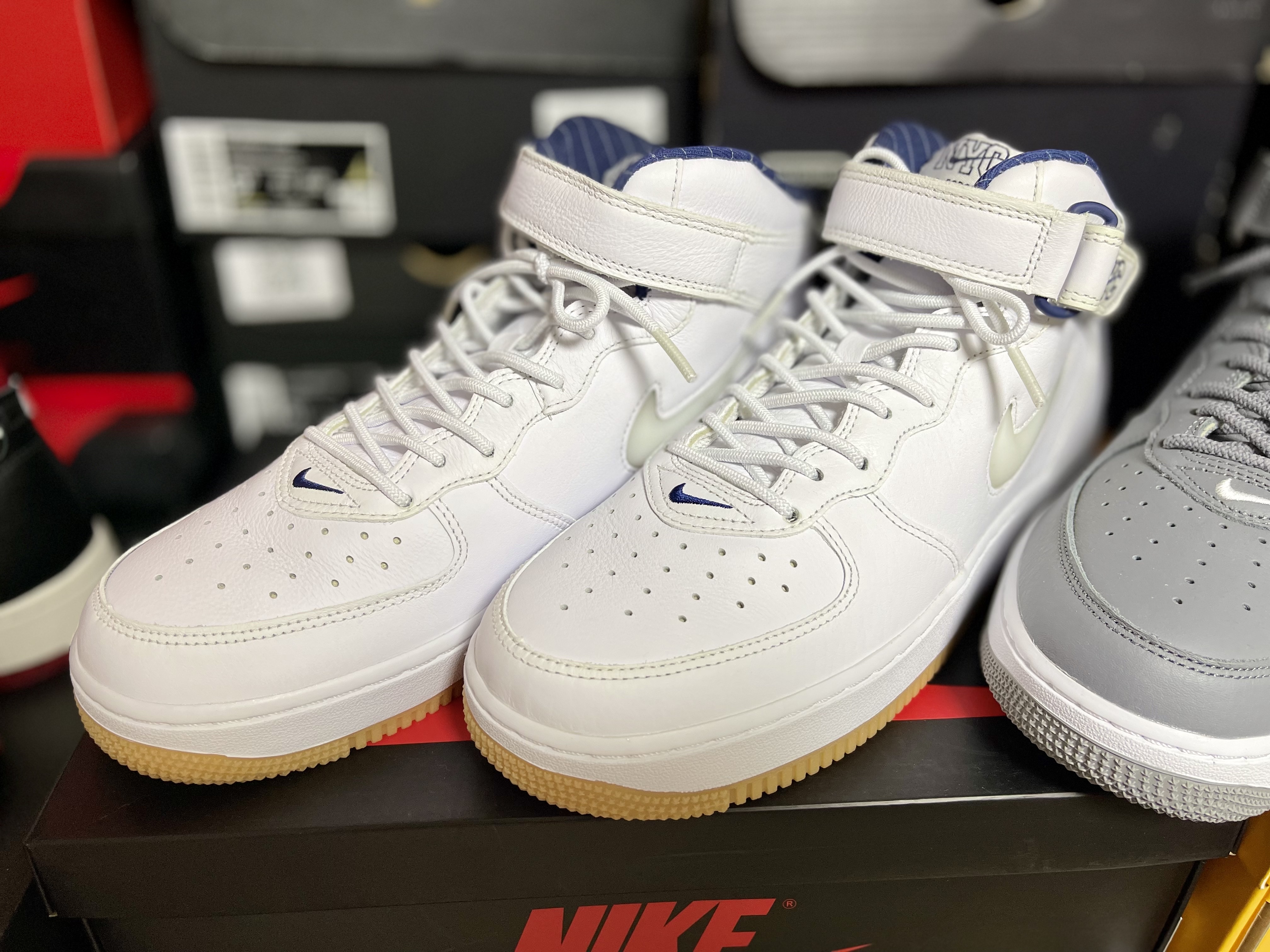 Nike Air Force 1 Mid QS NYC White Midnight Navy, Nike Air Force 1 Mid QS NYC Cool Grey 착용 스타일 - 3