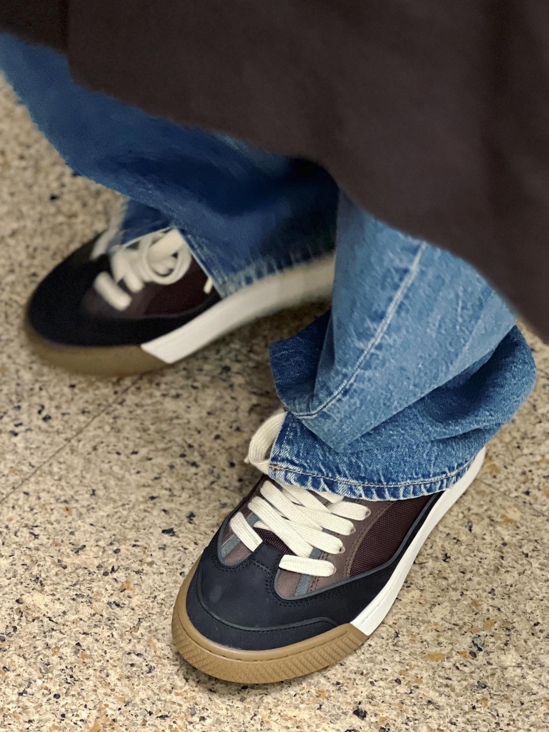 Dior x Cactus Jack B713 Sneakers Mocha Black 착용 스타일 - 2