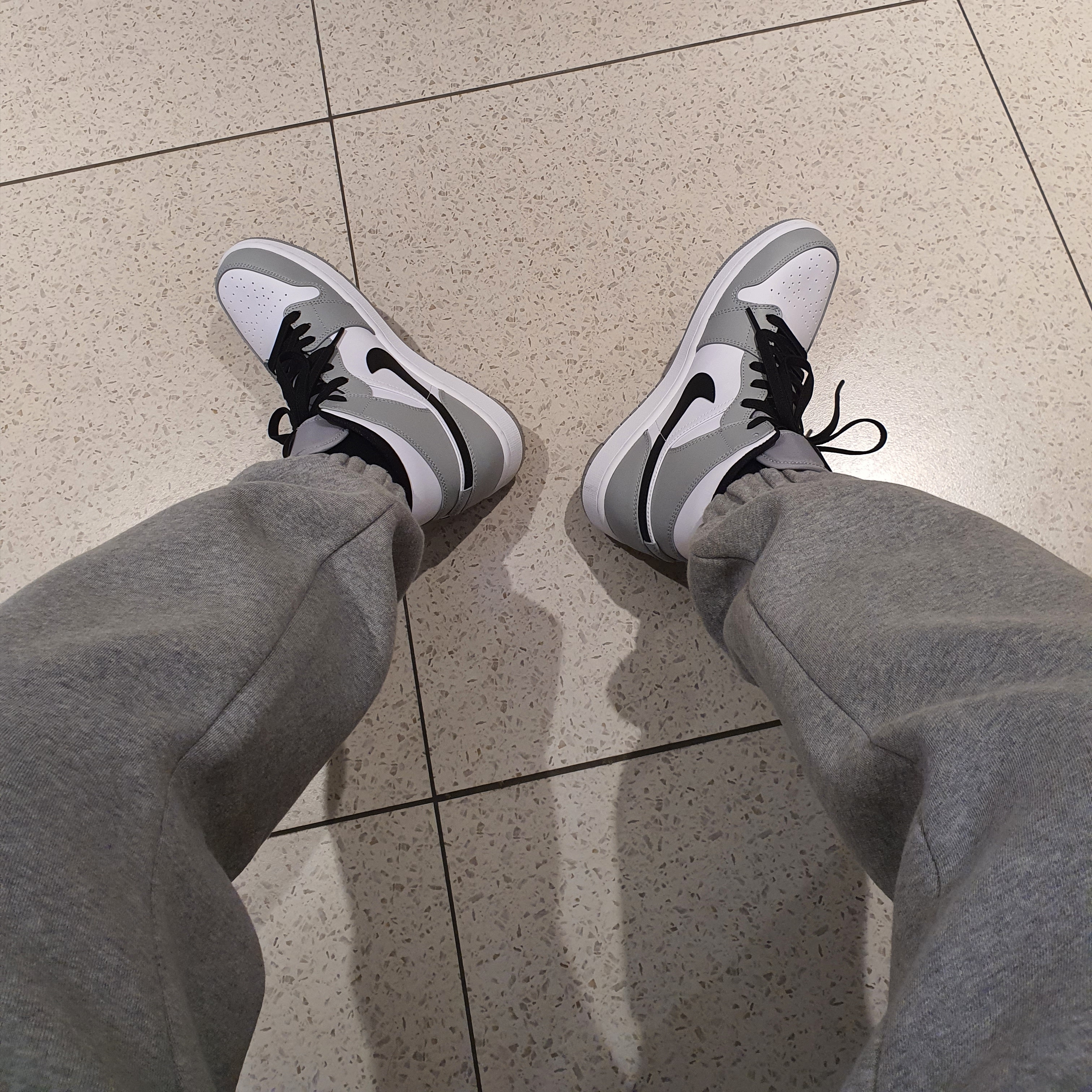Jordan 1 Mid Light Smoke Grey 착용 스타일