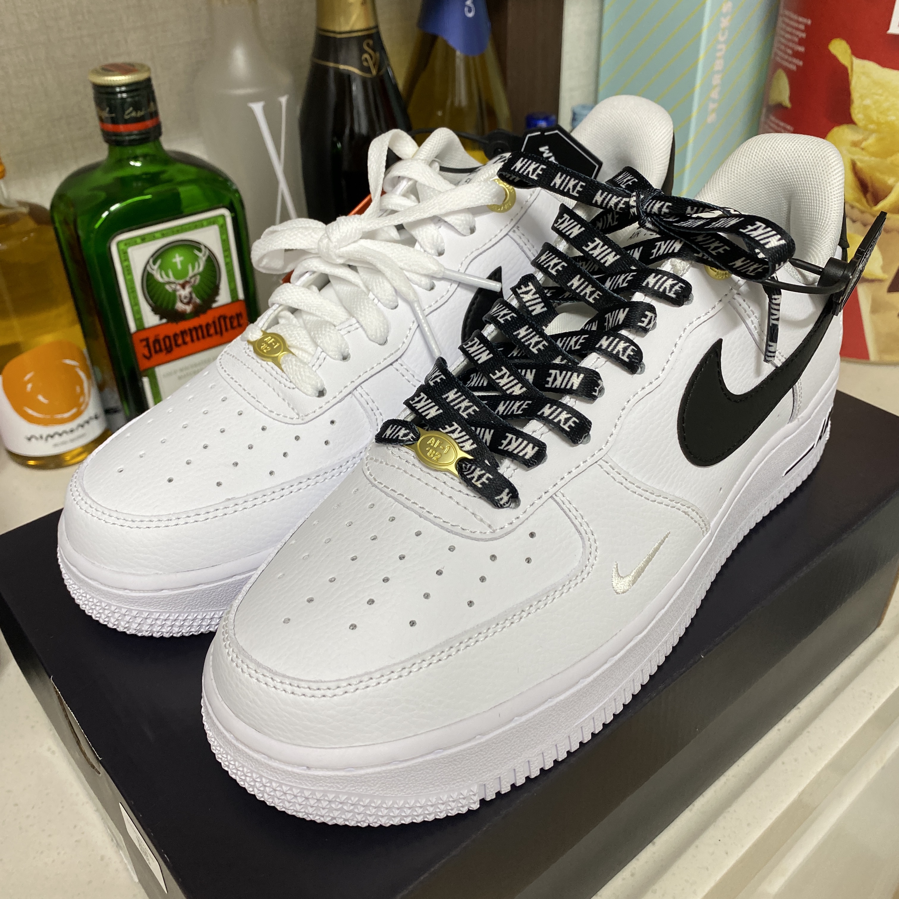 Nike Air Force 1 '07 LV8 40th Anniversary Join Forces White Black 착용 스타일 - 2