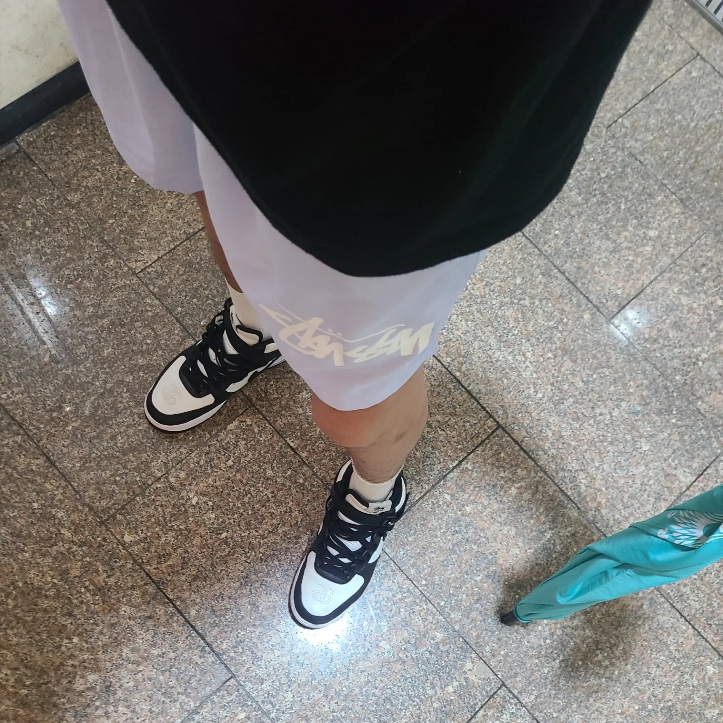 Nike x Stussy Air Force 1 '07 Mid SP Black and Light Bone, Stussy World Tour T-Shirt Black 착용 스타일
