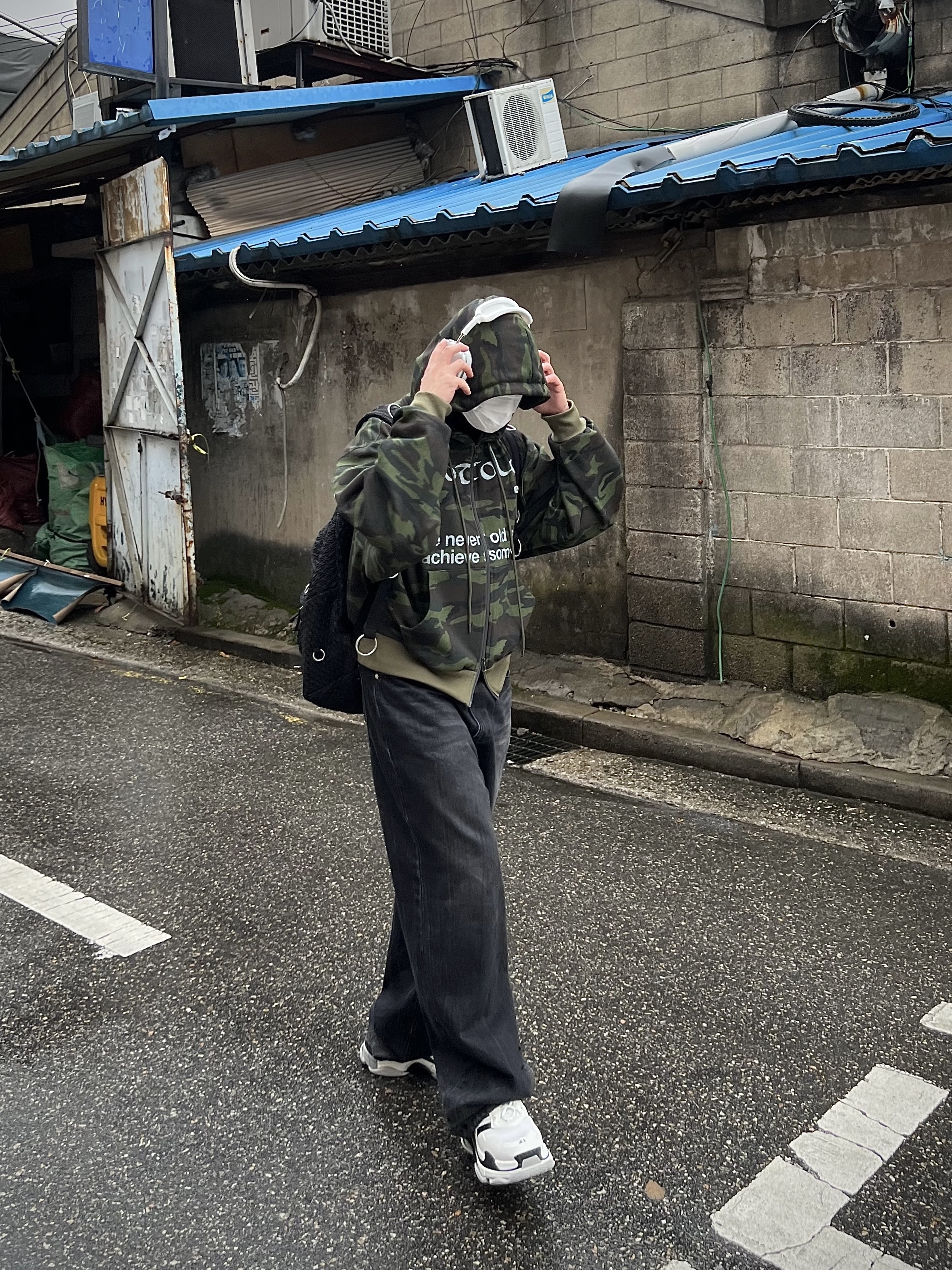Apple AirPods Max Lightning Silver (Korean Ver.), Balenciaga x Adidas Triple S Sneakers White Black 착용 스타일 - 3
