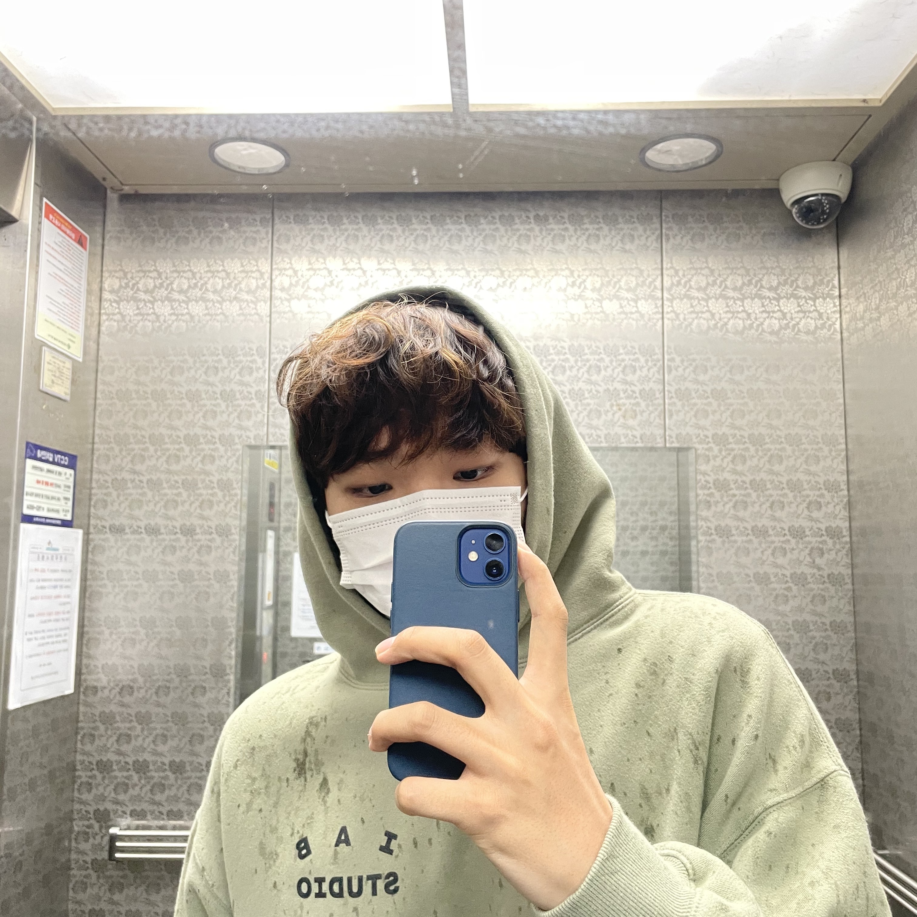IAB Studio Hoodie Olive 착용 스타일