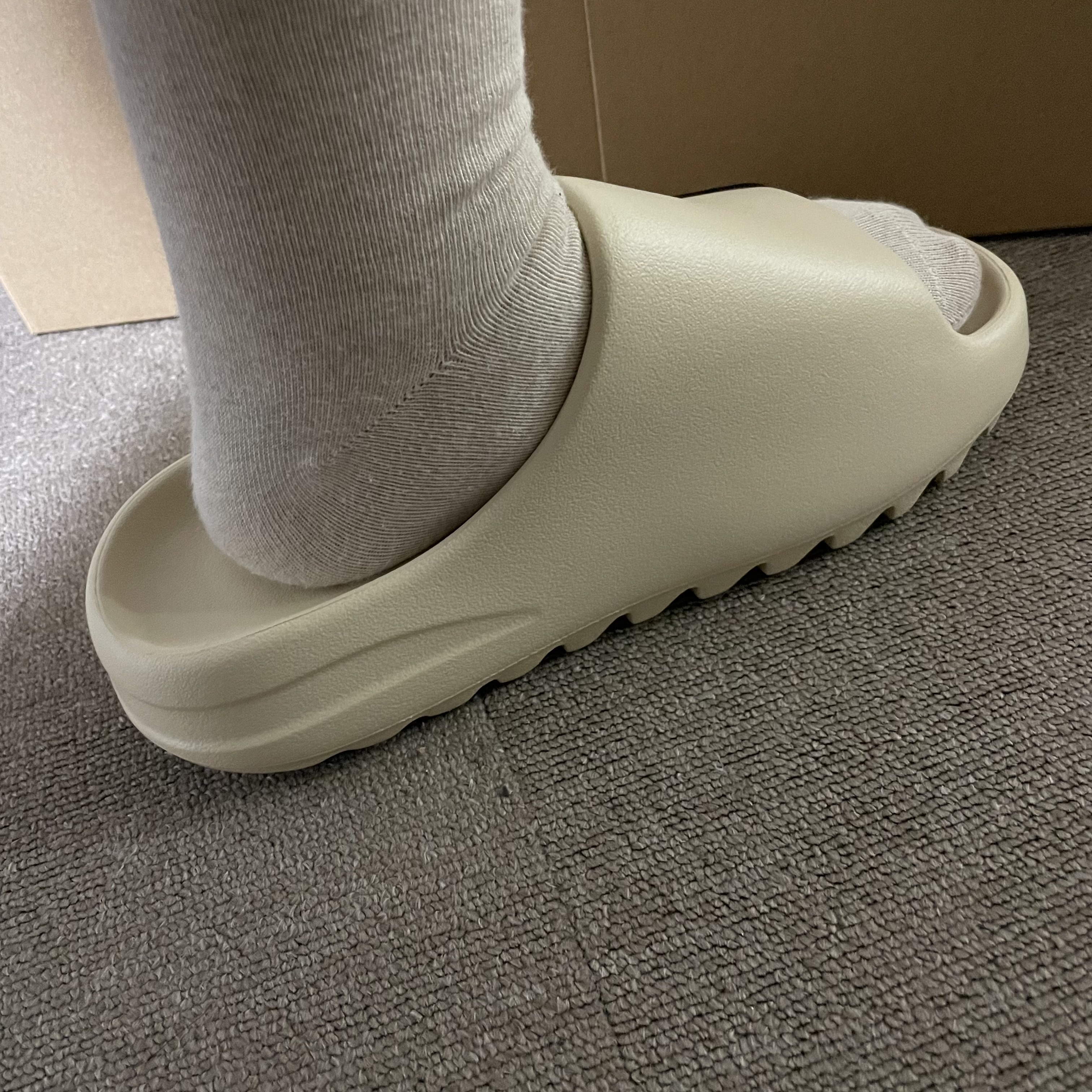 Adidas Yeezy Slide Bone 2022/2023 착용 스타일 - 2