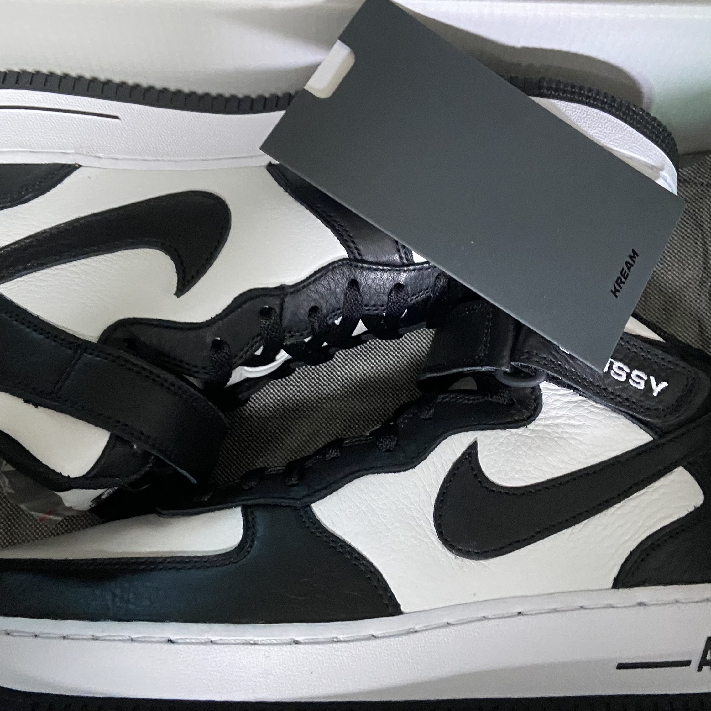 Nike x Stussy Air Force 1 '07 Mid SP Black and Light Bone 착용 스타일 - 2