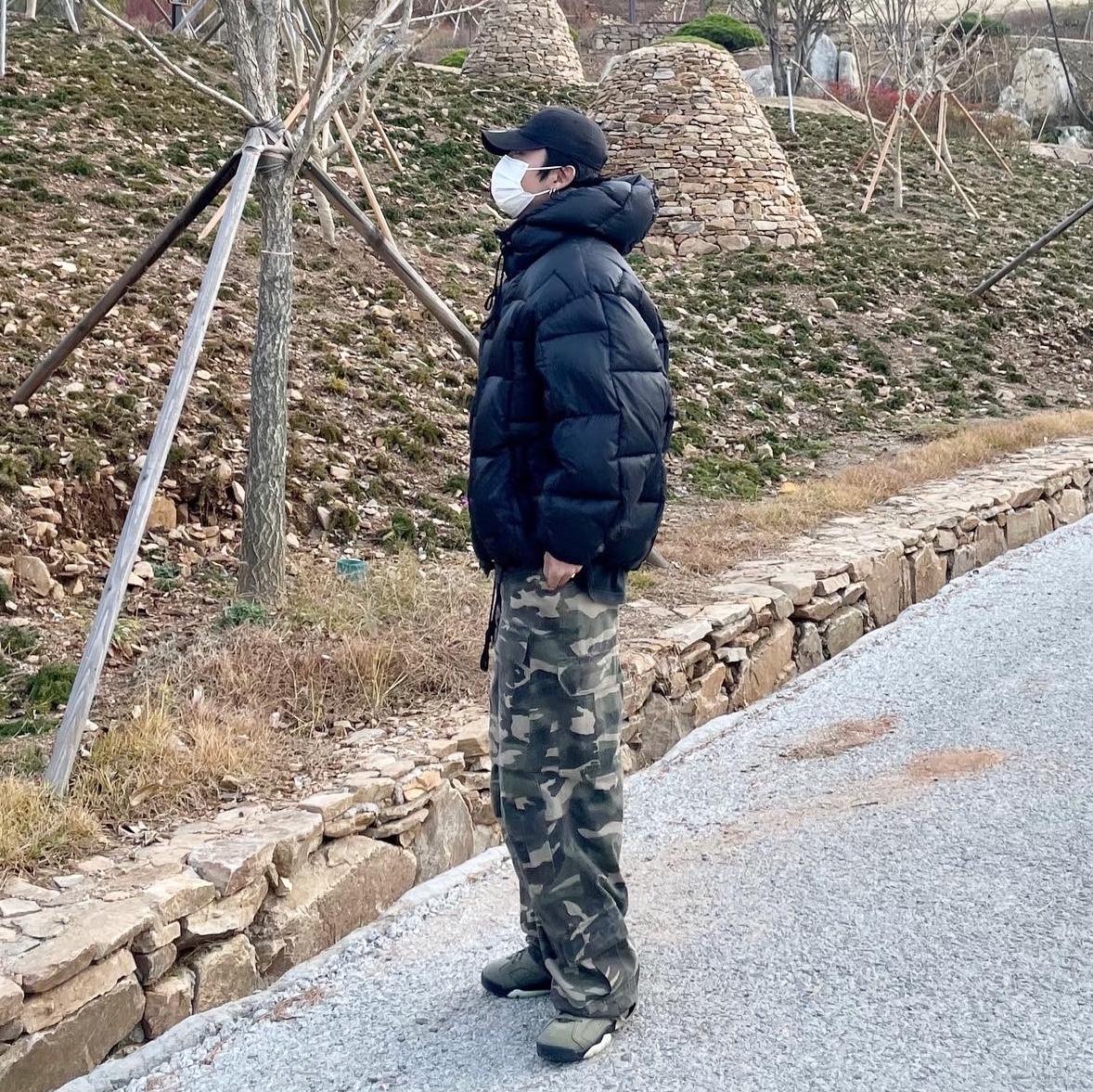 Jordan 6 x Travis Scott Retro Olive, New Era x Murakami Takashi Ohana Unstructured Cap Black 착용 스타일 - 1