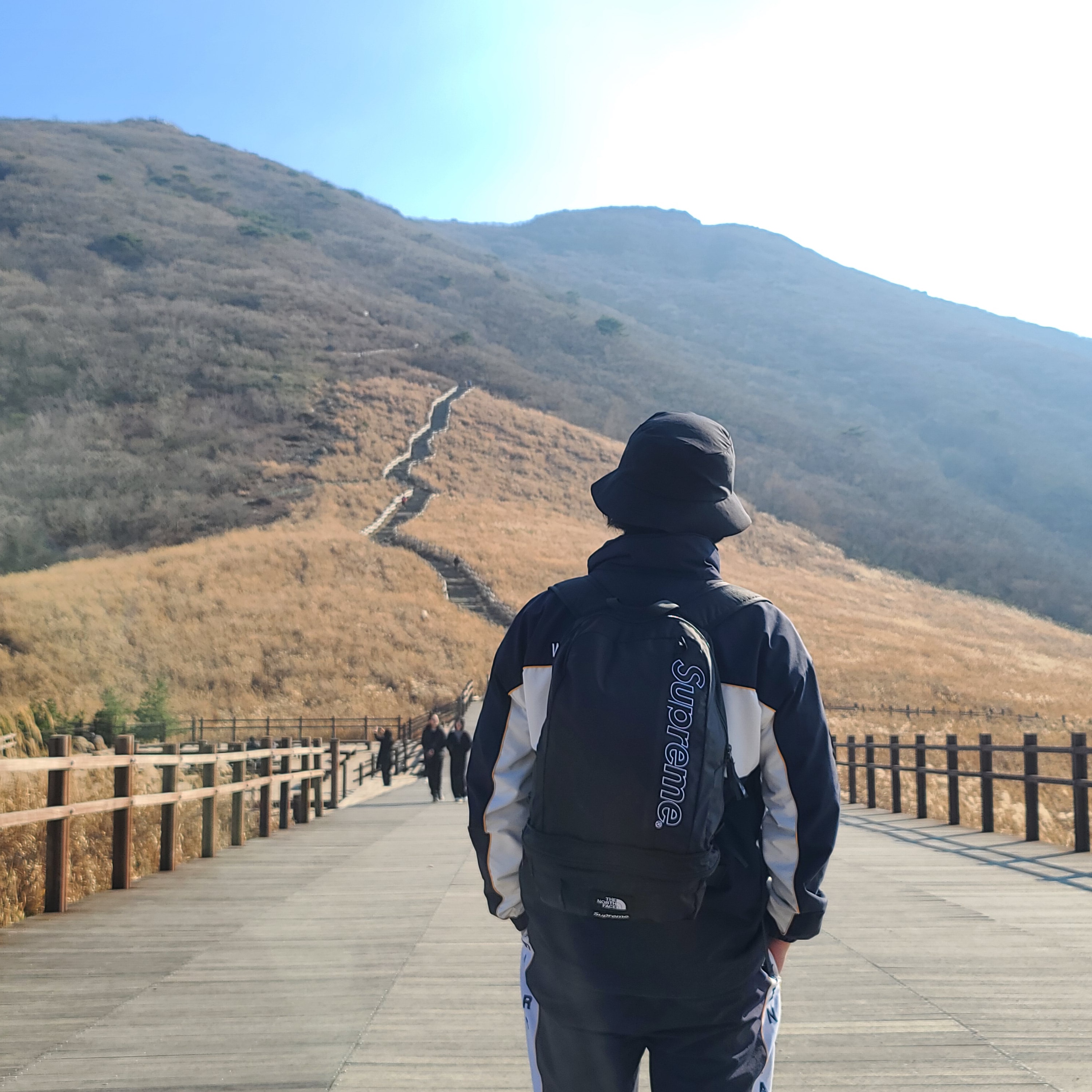 Supreme x The North Face Trekking Convertible Backpack + Waist Bag Black - 22SS, Arc'teryx Sinsolo Hat Black 착용 스타일 - 1