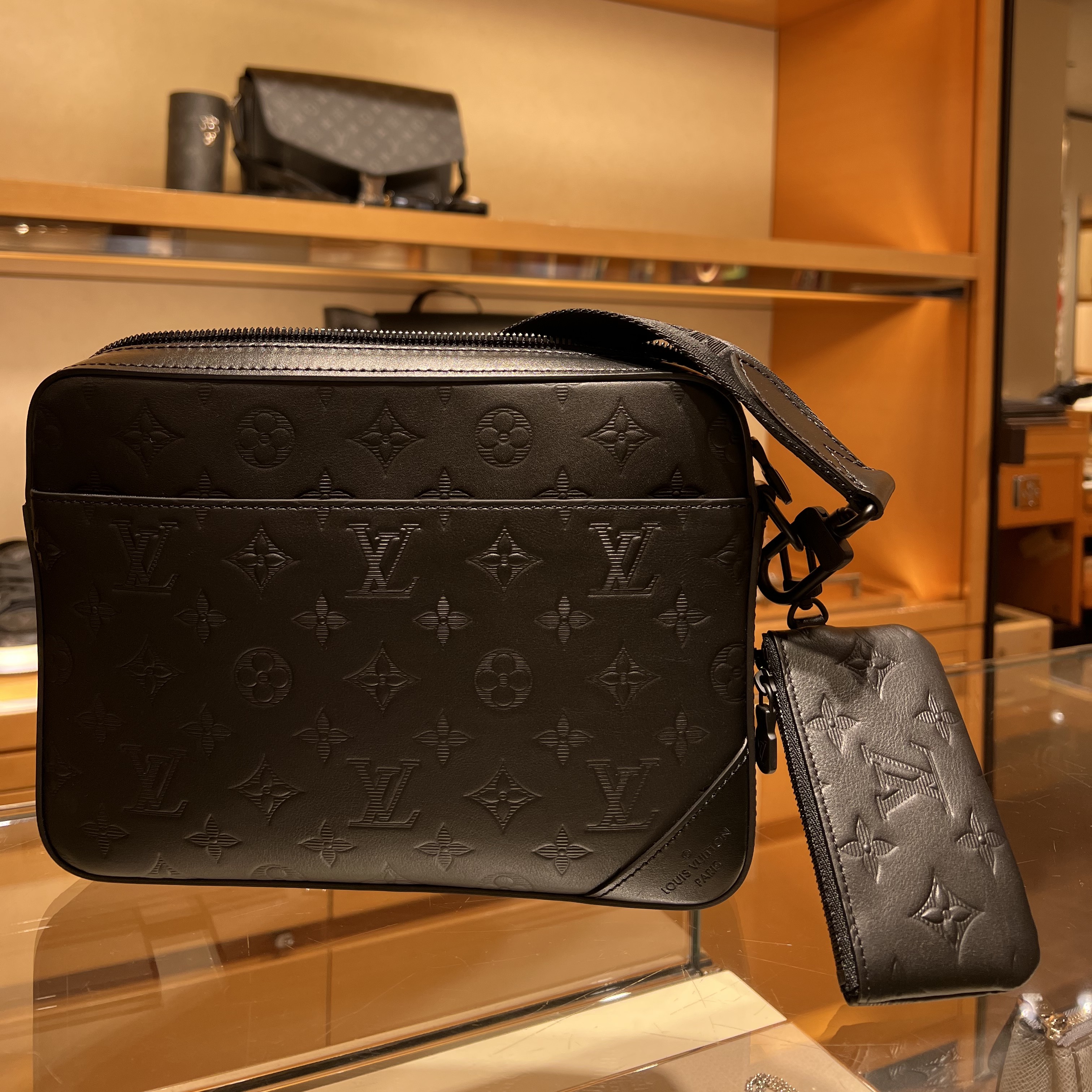 Louis Vuitton Duo Messenger Bag Black 착용 스타일