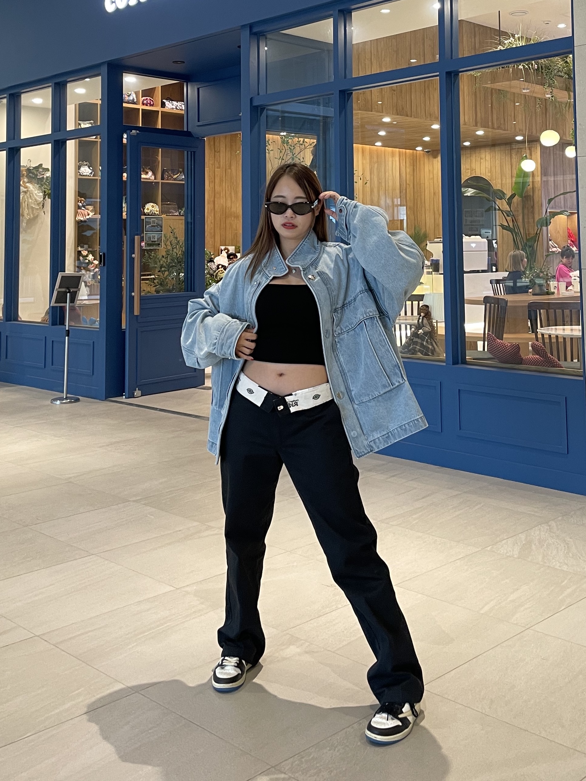 Jordan 1 x Travis Scott x Fragment Retro Low OG SP Military Blue, Prada Re-Nylon and Saffiano Leather Shoulder Bag Black 착용 스타일 - 5