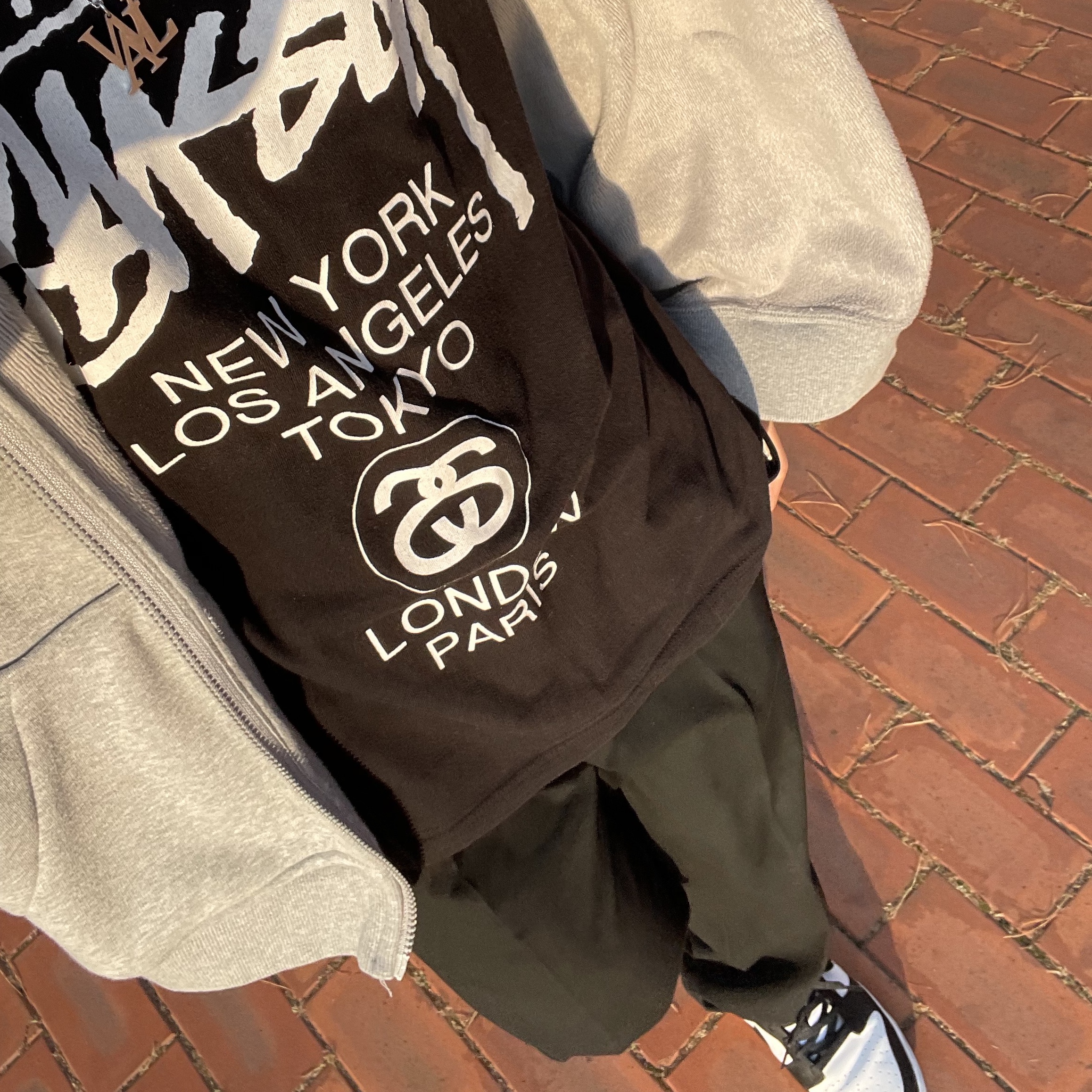 Nike Dunk Low Retro Black, Stussy World Tour T-Shirt Black 착용 스타일