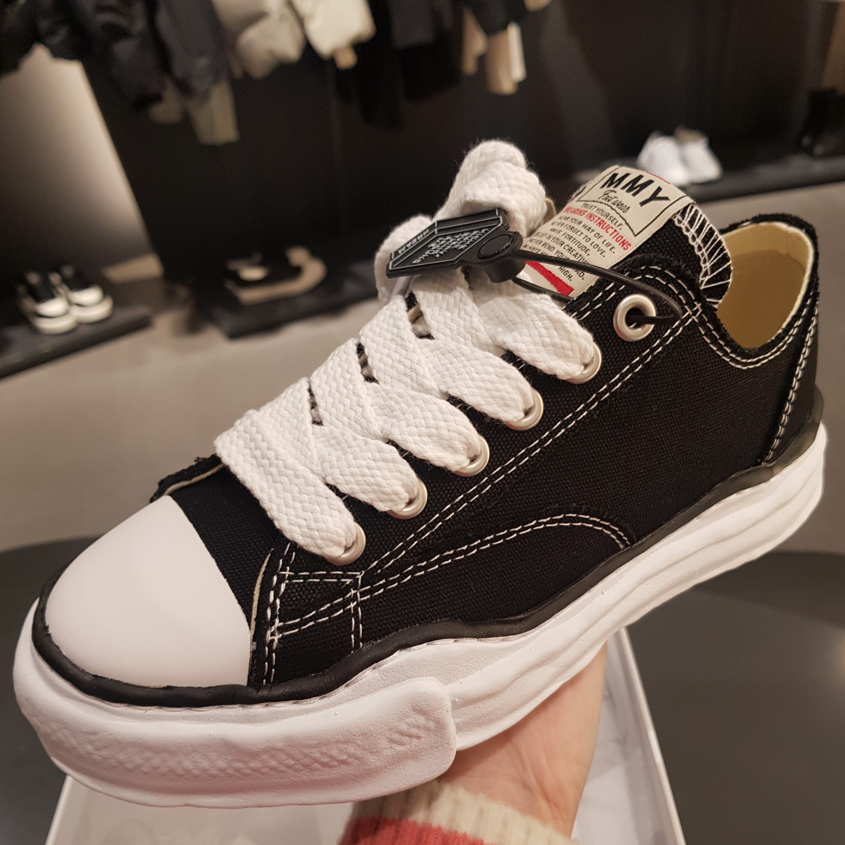 Maison Mihara Yasuhiro Peterson OG Sole Canvas Low Sneakers Black 착용 스타일 - 1