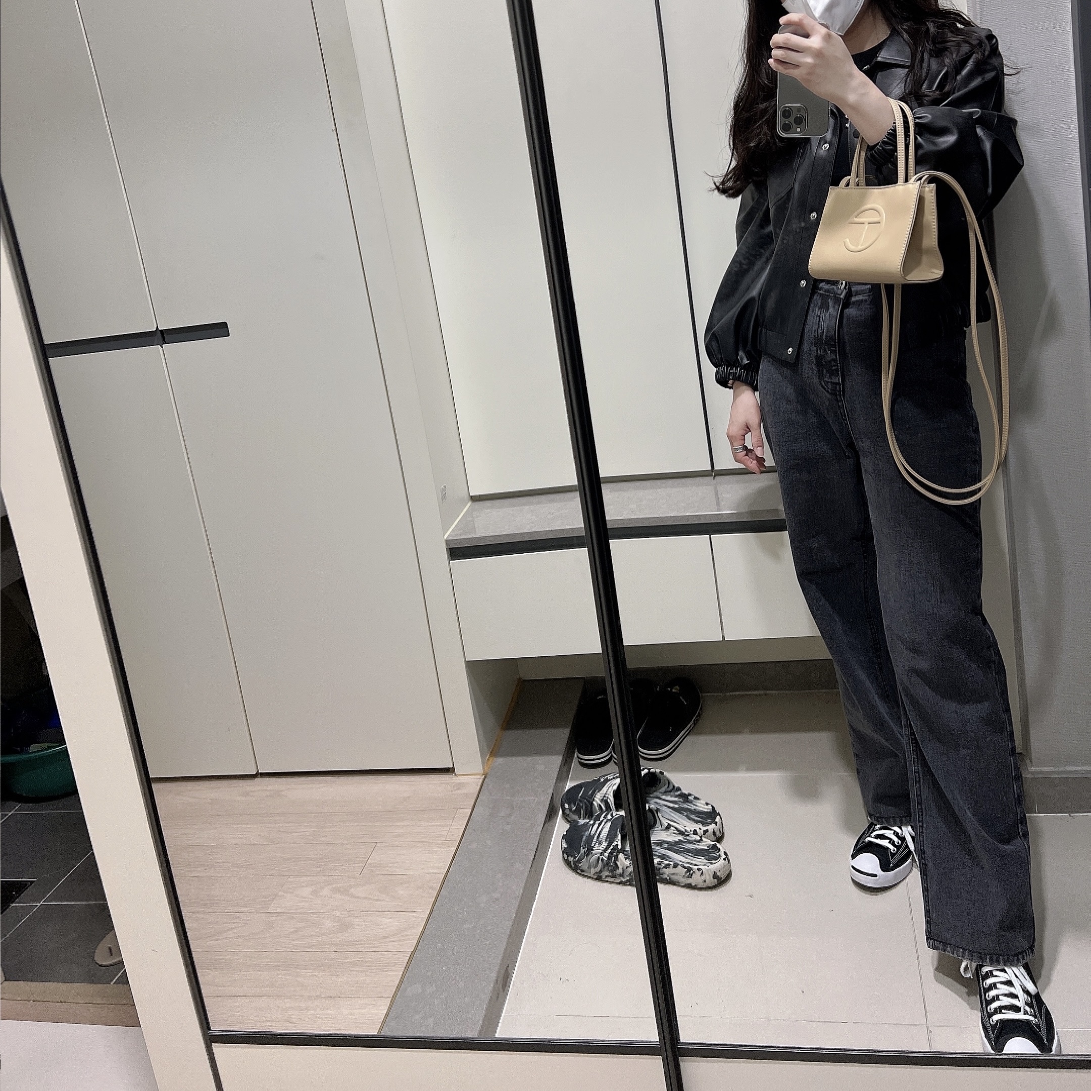 Telfar Small Shopping Bag Cream, Converse x Moncler x Fragment Jack Purcell Fraylor II Black 착용 스타일