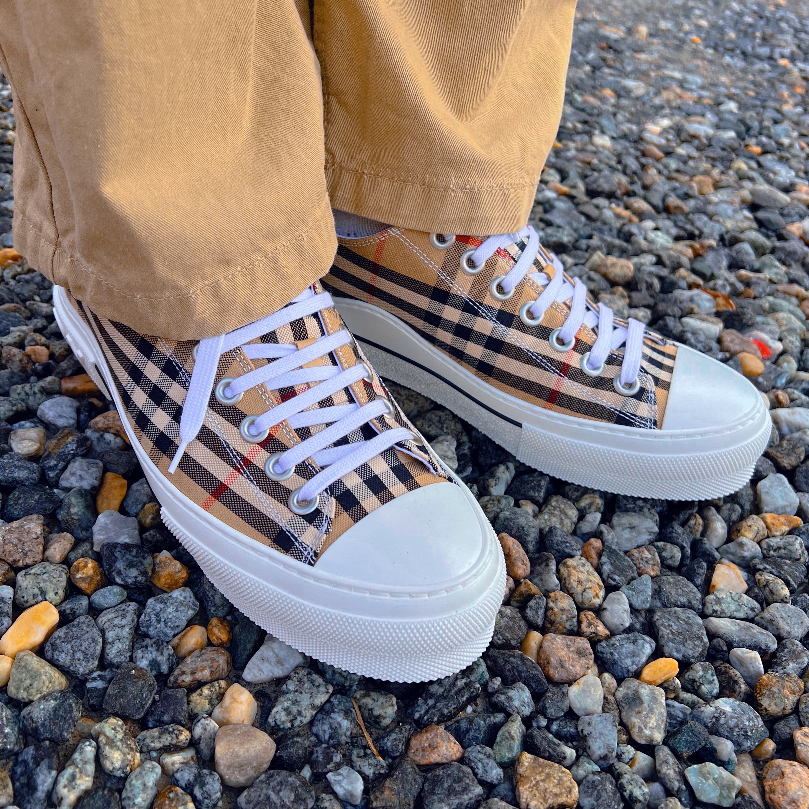 Burberry Vintage Check Cotton Sneakers Archive Beige 착용 스타일 - 1