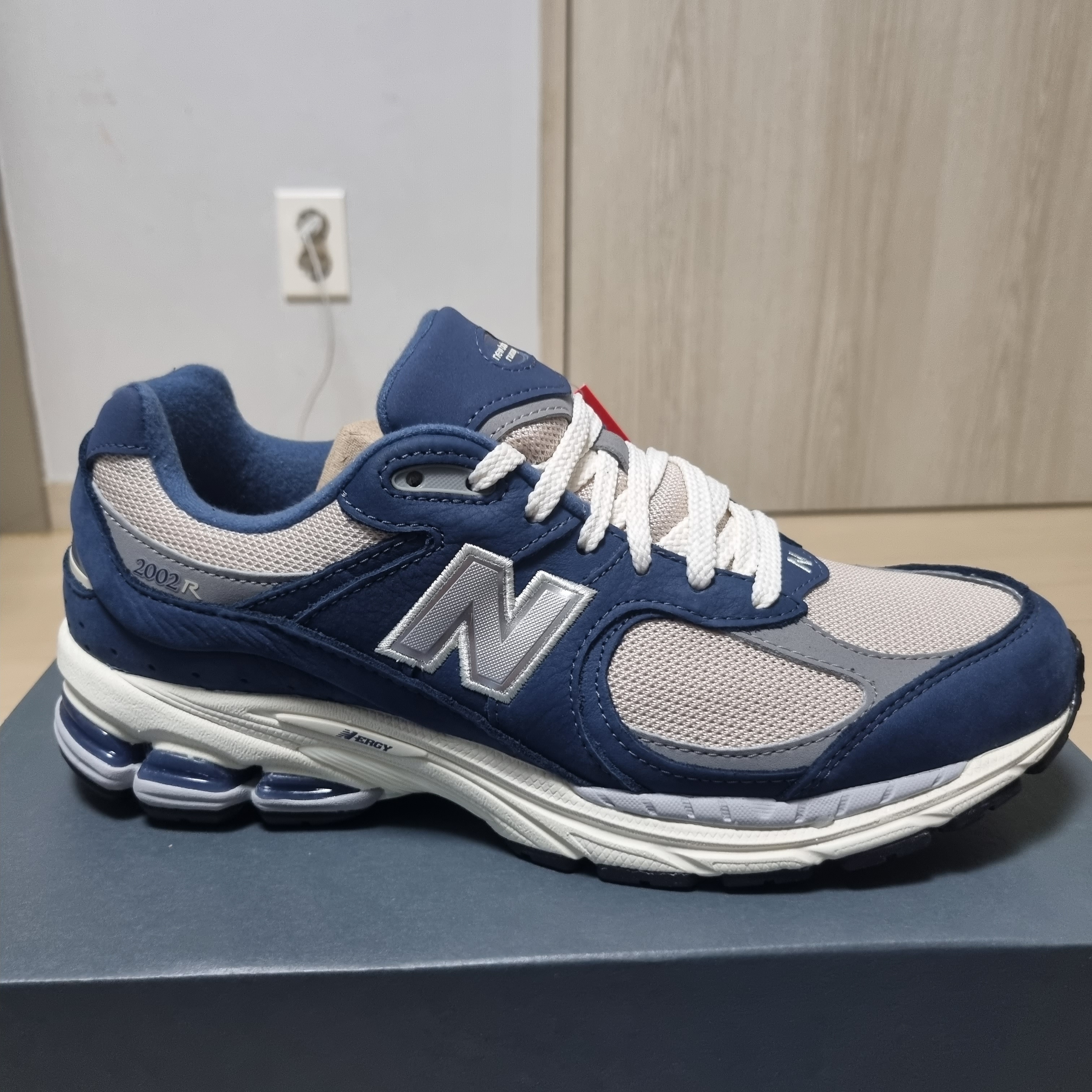 New Balance 2002R Vintage Indigo 착용 스타일 - 1