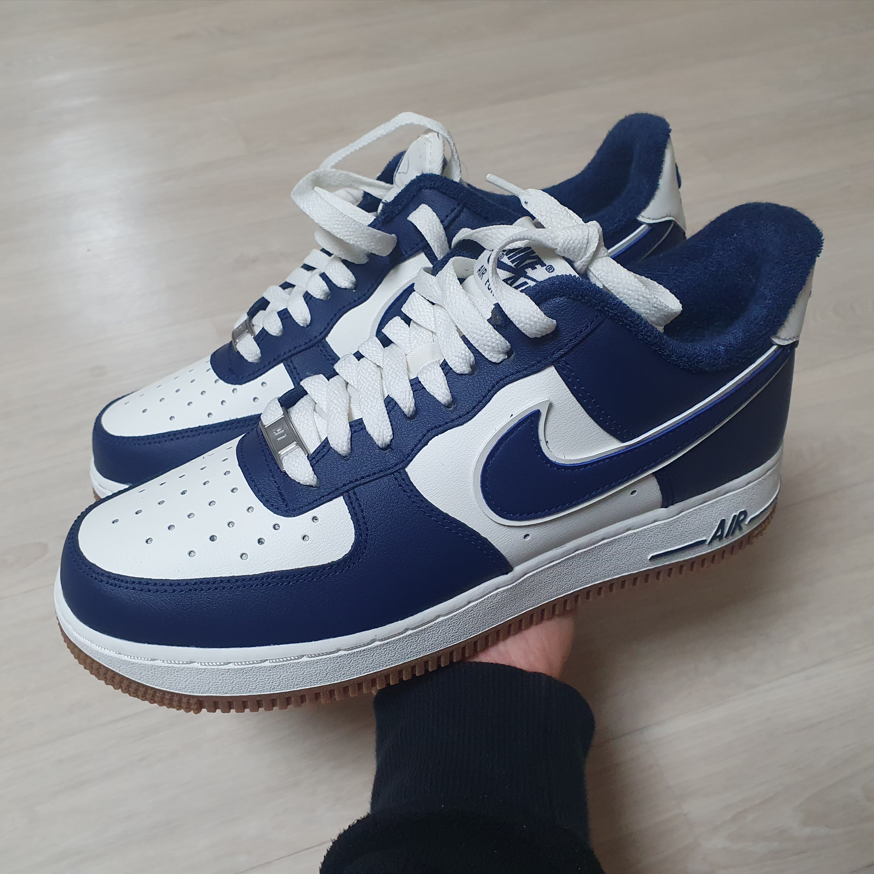 Nike Air Force 1 '07 LV8 Midnight Navy 착용 스타일