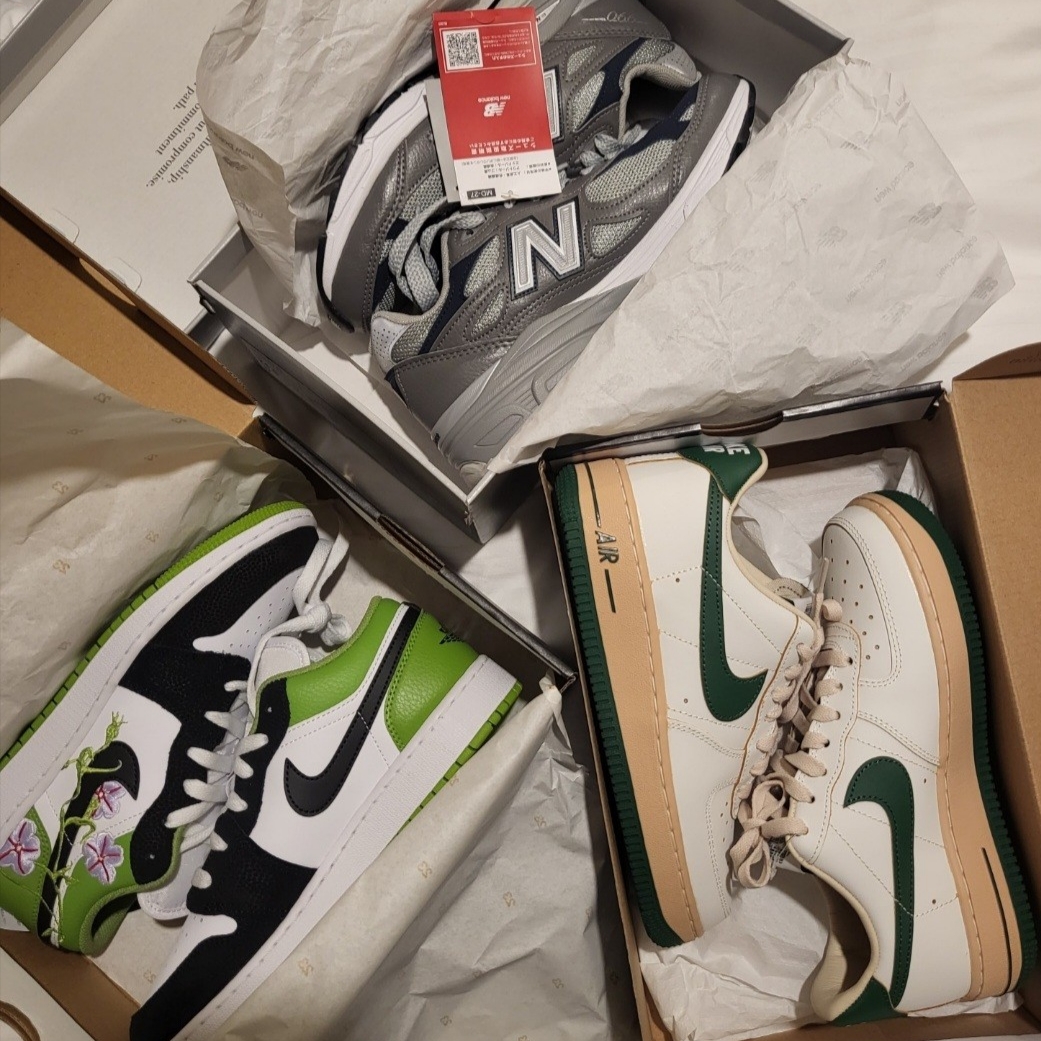 (GS) Jordan 1 Low SE Altitude Green, New Balance 990v3 Made in USA Smokey Grey Navy 착용 스타일