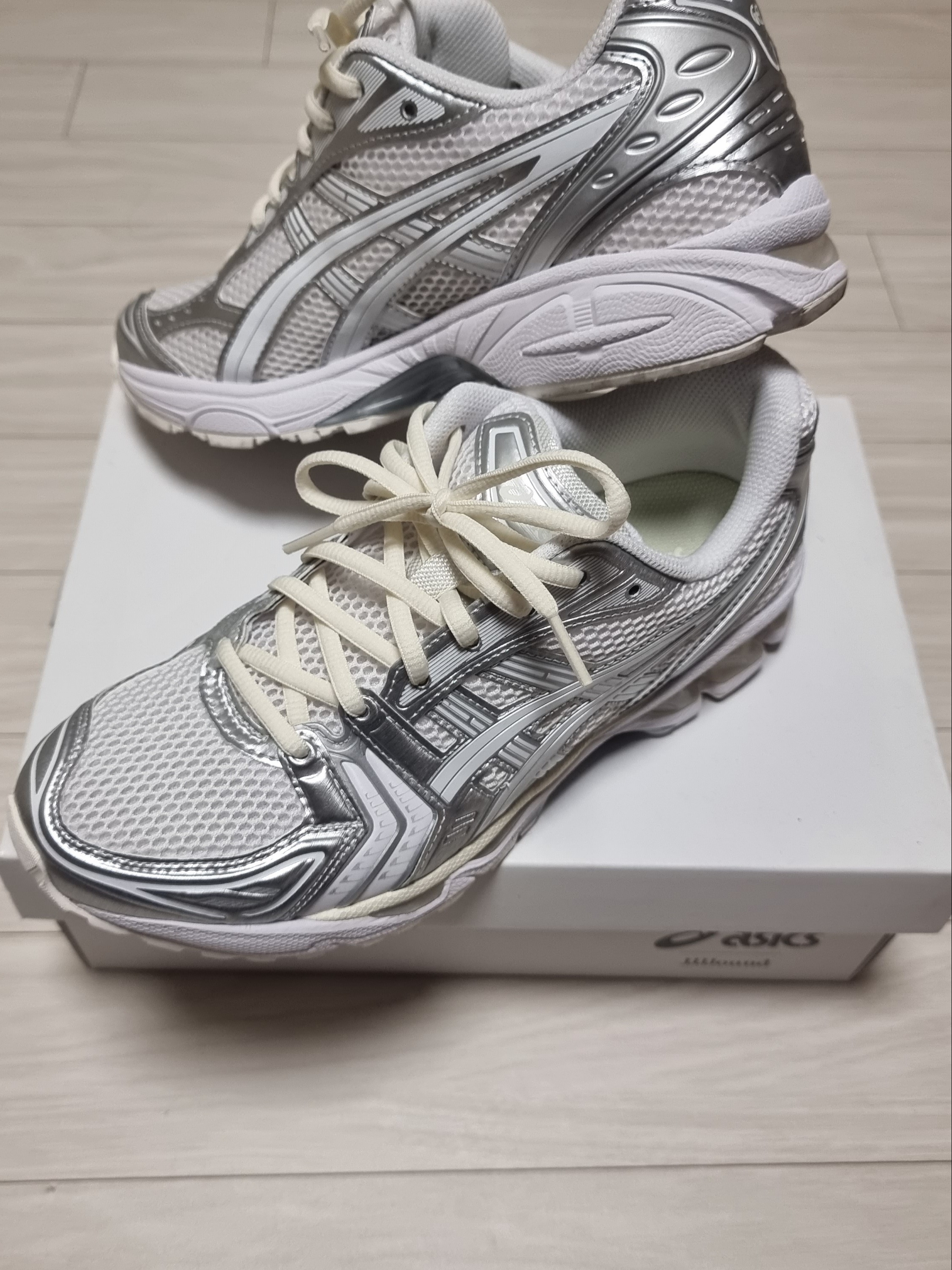 Asics x JJJJound Gel-Kayano 14 Silver White 착용 스타일 - 3