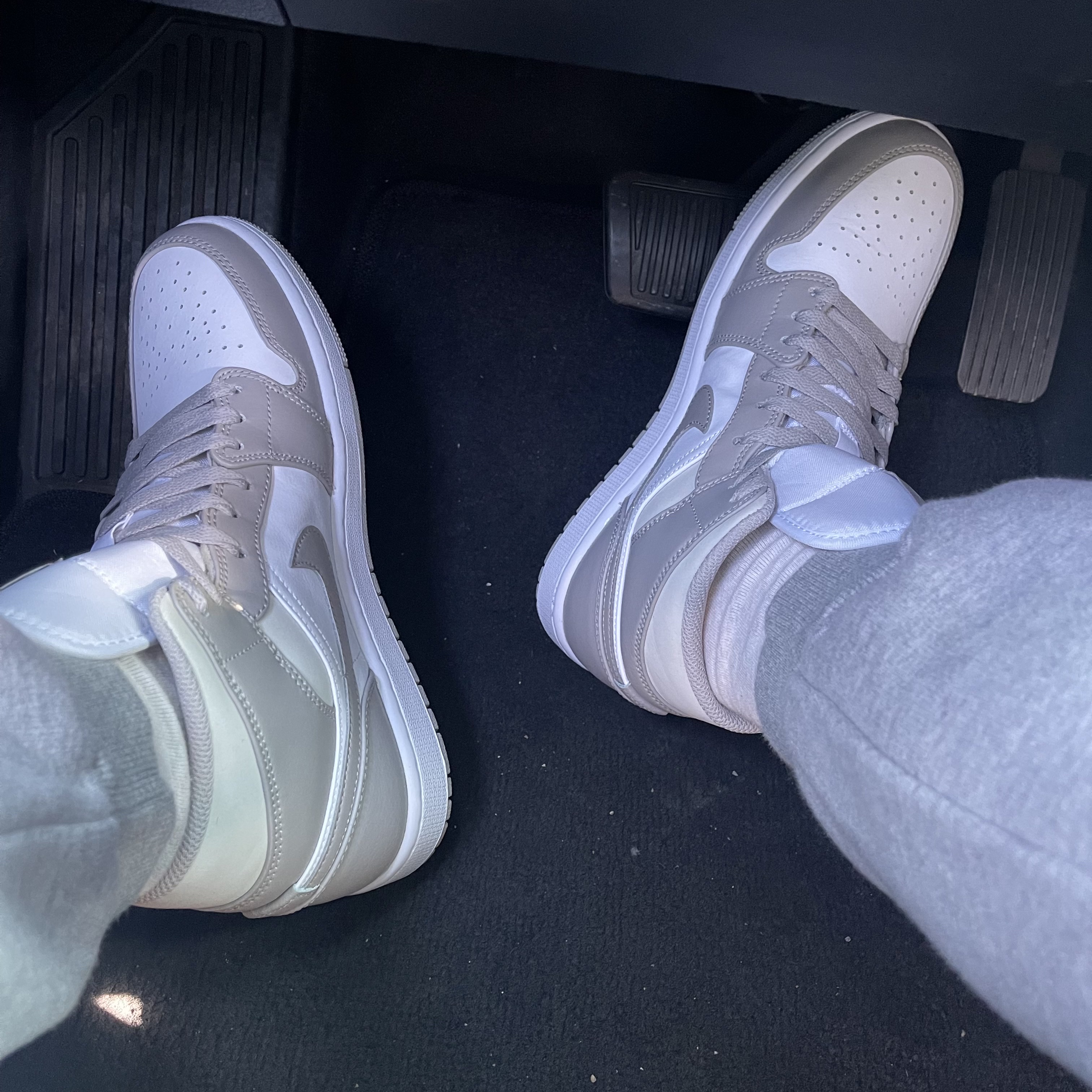 Jordan 1 Mid College Grey 착용 스타일