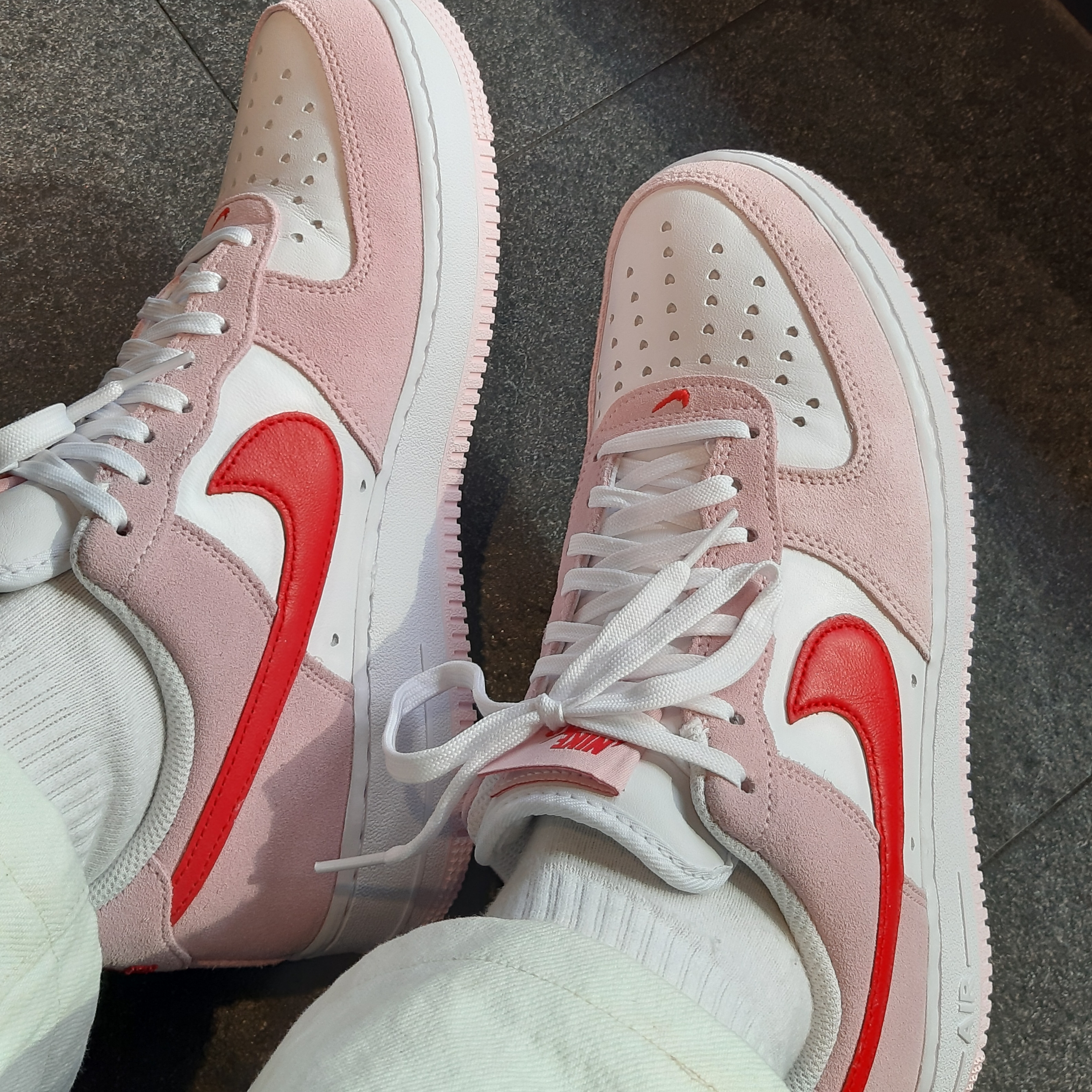 Nike Air Force 1 '07 QS Valentine's Day 착용 스타일