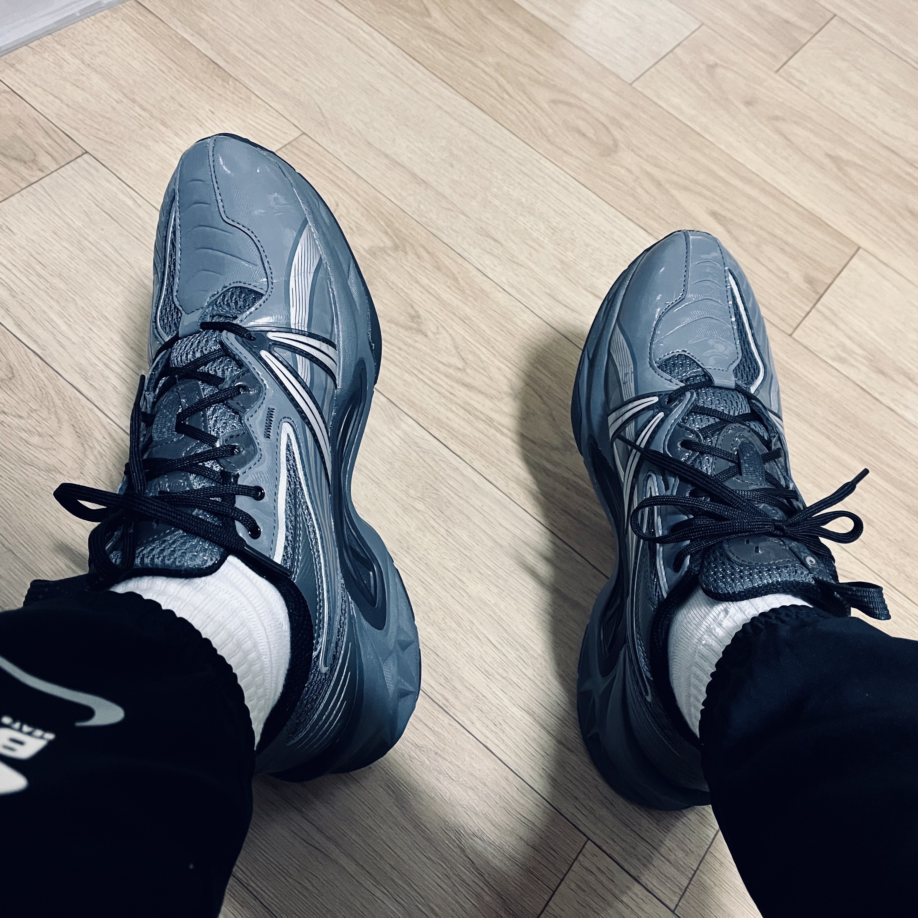 Asics HN2-S Protoblast Steel Grey 착용 스타일