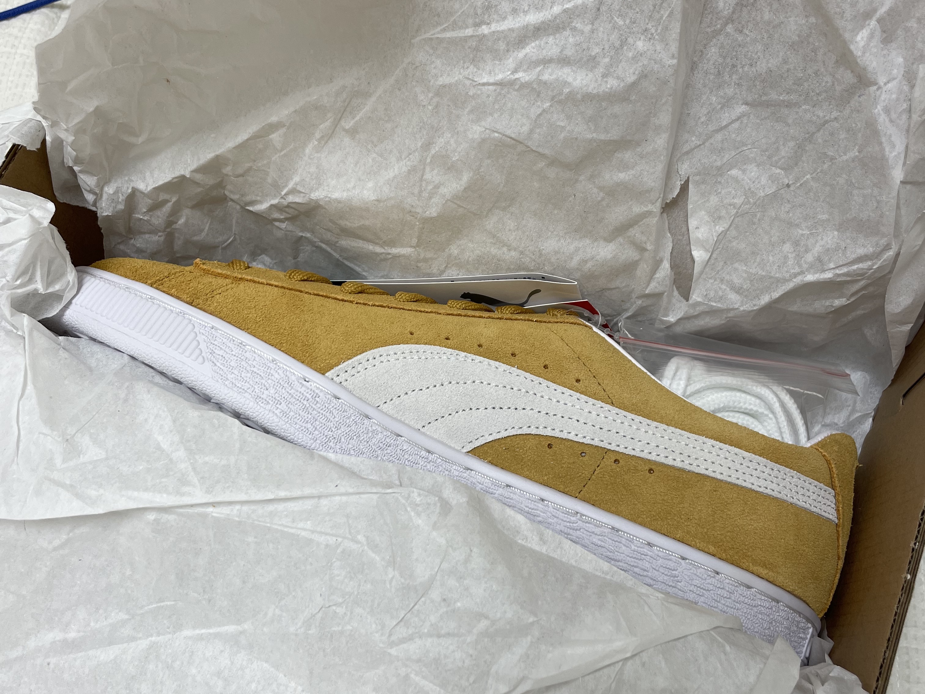 Puma Suede Classic XXI Mustard White 착용 스타일 - 3